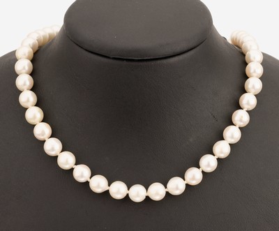 Image Necklace made of cultured pearls , clasp YG 585/000, 44 cultured pearls diam. approx. ...