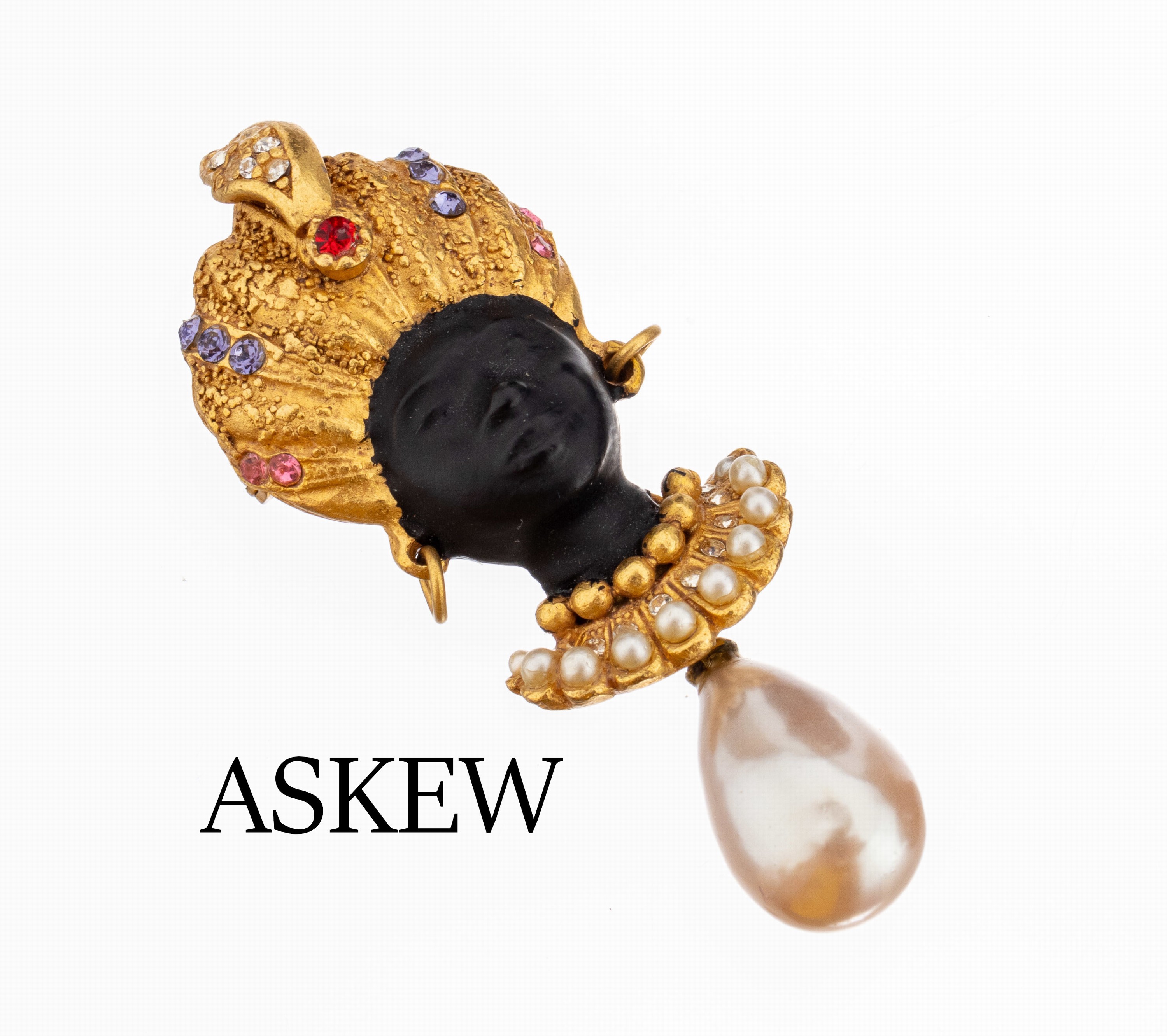 Modeschmuck-Brosche, sign. Askew London, Metall verg., farbloser und bunter facett. Strassbesatz, abgehängte weisse tropfenf. Kunstperle, L. ca. 6 ...