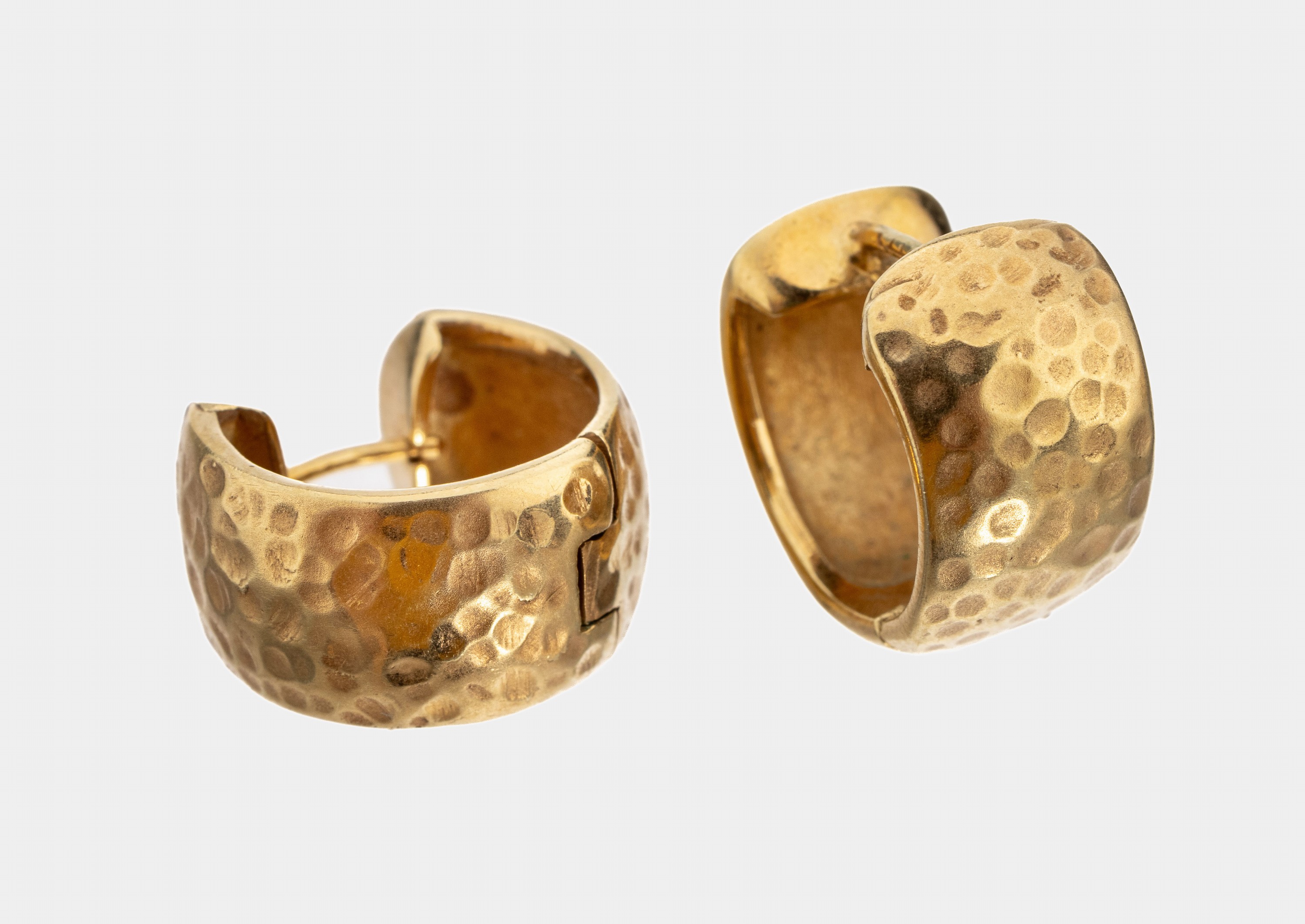Paar 14 kt Gold Ohrcreolen, GG 585/000, Hammerschlagverzierung, D. ca. 1.5 cm, B. ca. 0.5 cm, ca. 10.7 g