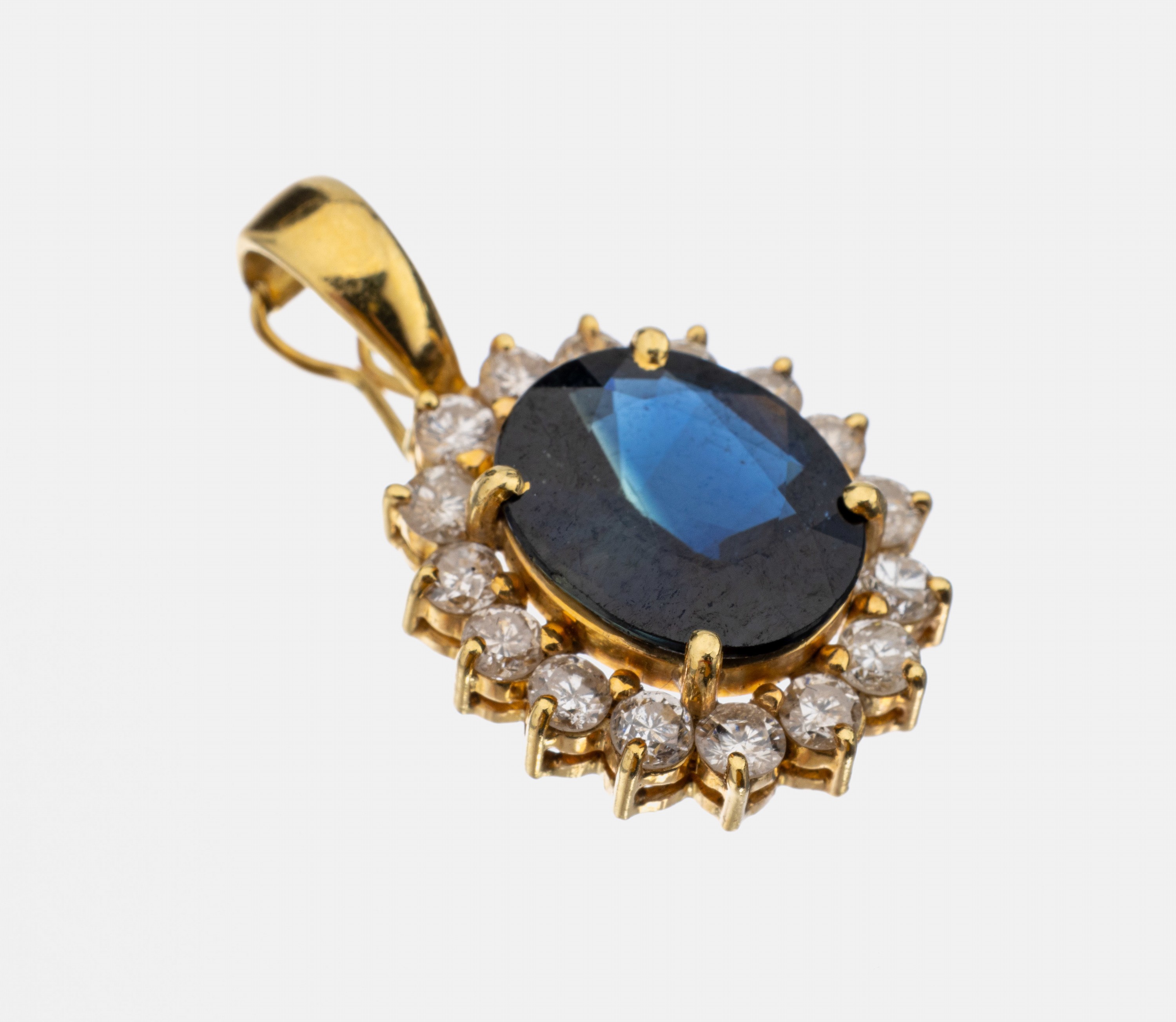 18 kt Gold Saphir-Brillant-Clipanhänger, GG750/000, mittig ein ovalfacett. Saphir ca. 2.00 ct, umgeben von 16 Brillanten zus. ca. 0.80 ct ...