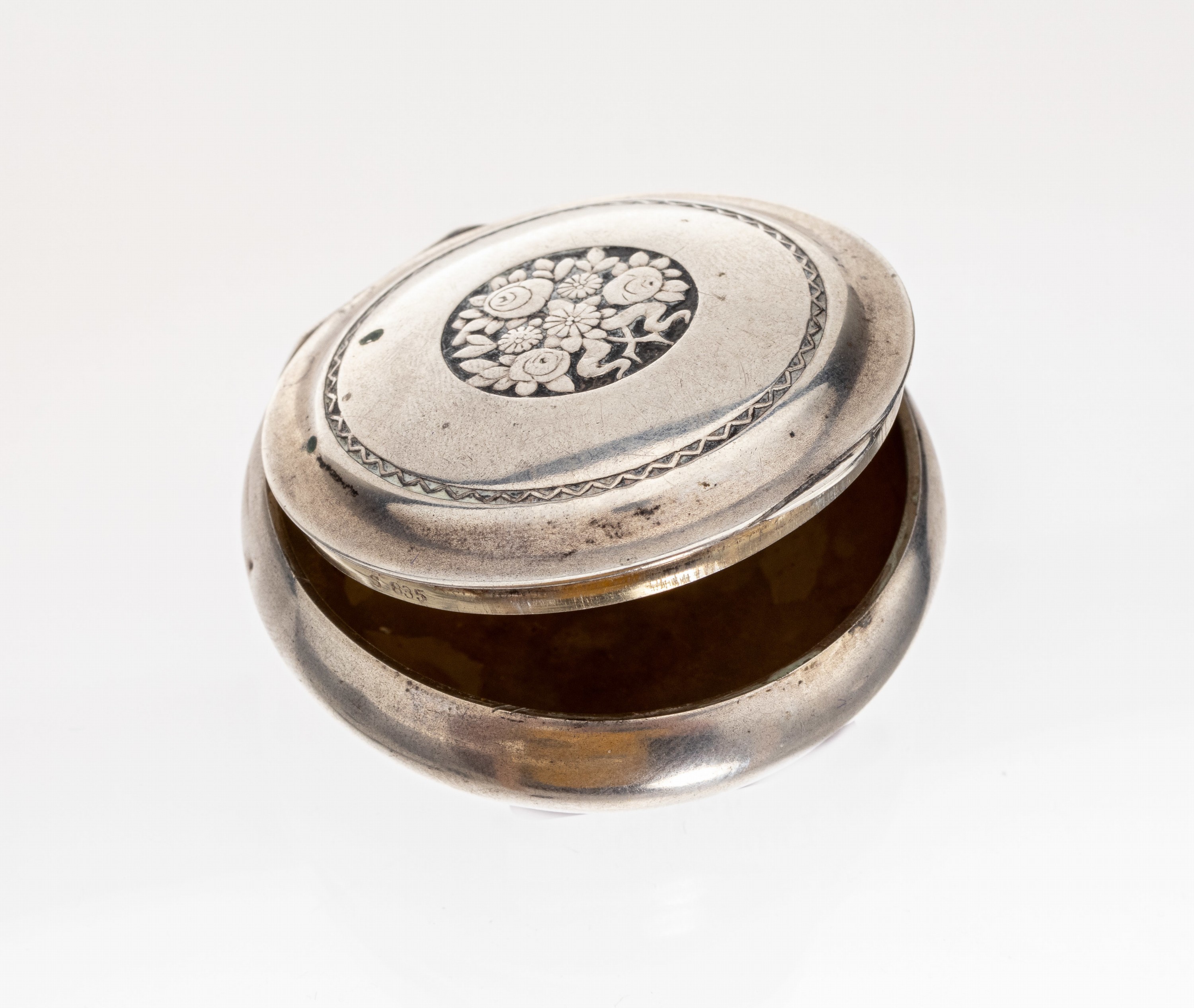 Pillendöschen, wohl deutsch um 1910, 835er Silber, Innenvergoldung, Deckel mit Blumenbouquet, Girlandenverzierung, D. ca. 5 cm