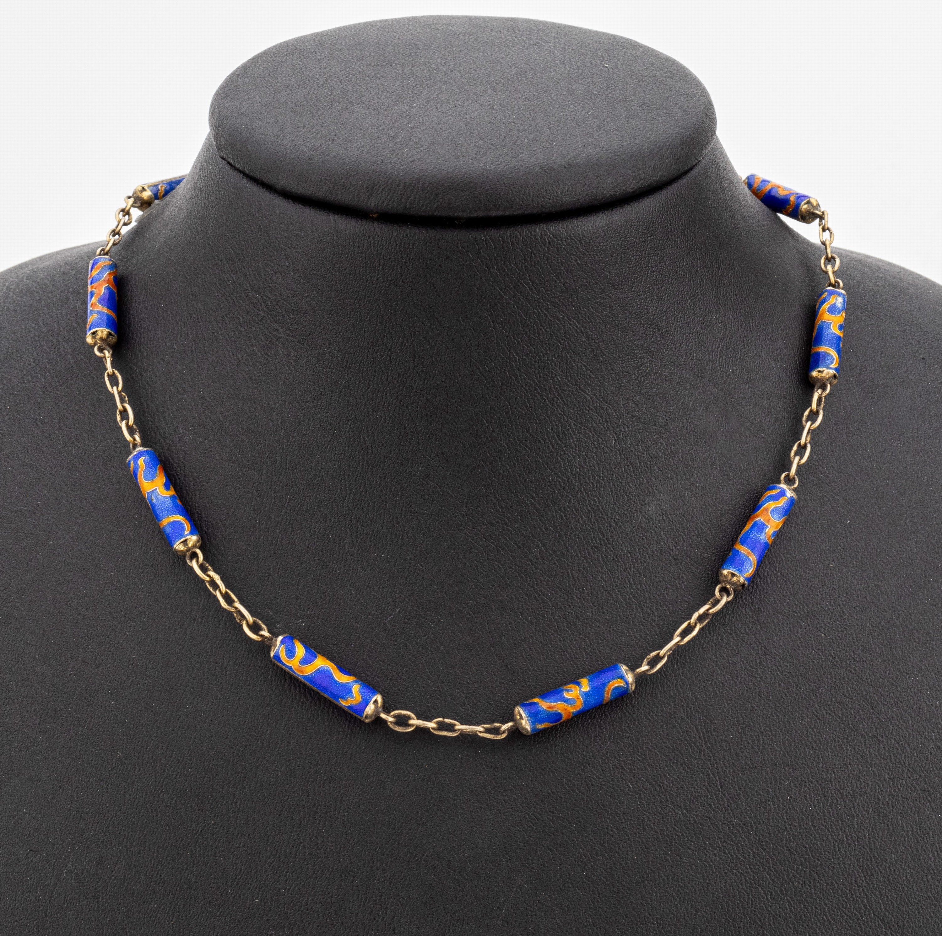 Kette mit Email, 1950er Jahre, Silber vergoldet, Email-Stäbe mit royal-blauemund orangefarb. Email, z.T. transluzid, L. ca. 76 cm