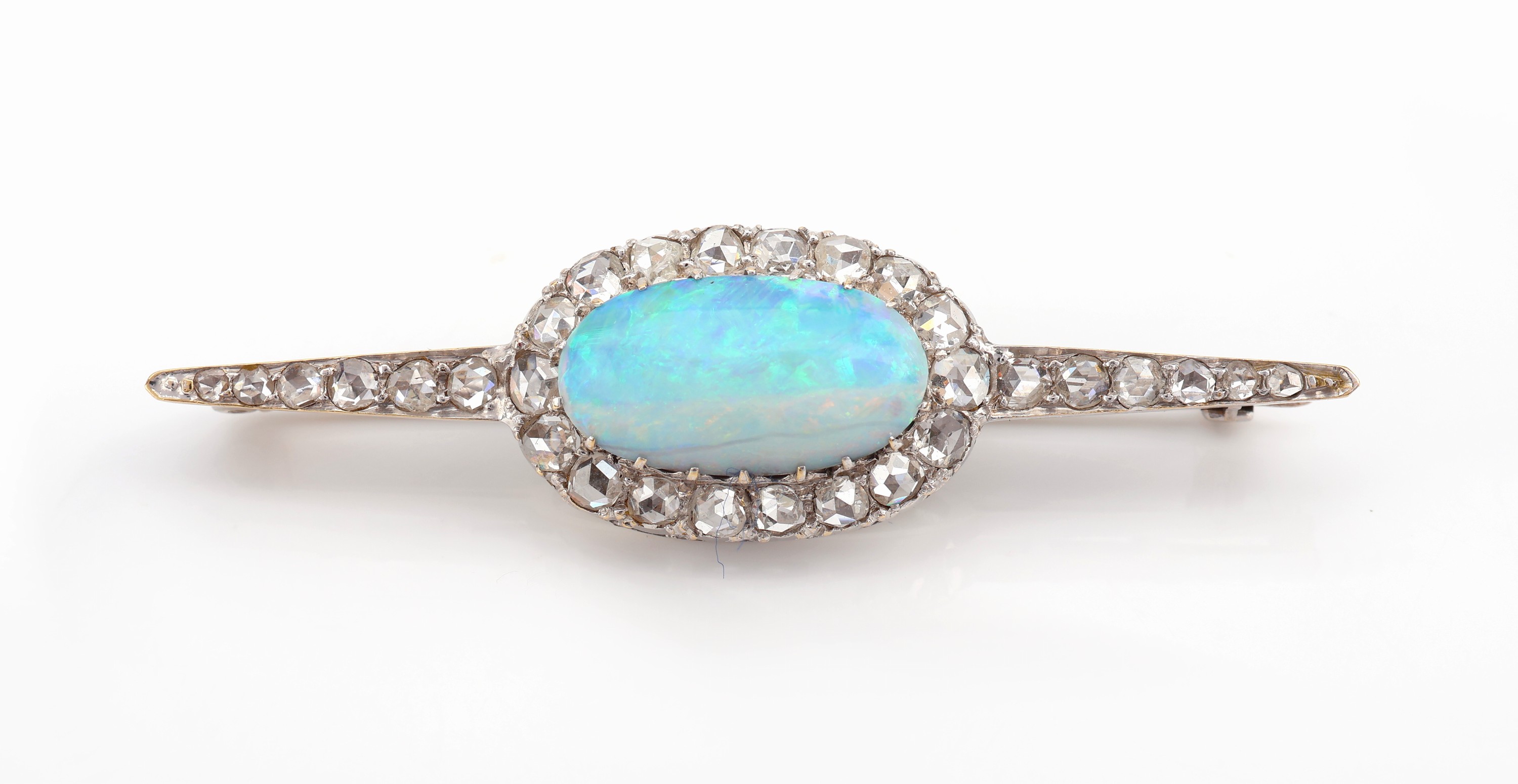 14 kt Gold Opal-Diamant-Brosche, um 1920, Opalcabochon ca. 3.00 ct, umgeben von 30 Diamantrosen zus. ca. 1.20 ct Weiß/si-p1, L. ca. 5.5 cm, ca. 6.0 ...