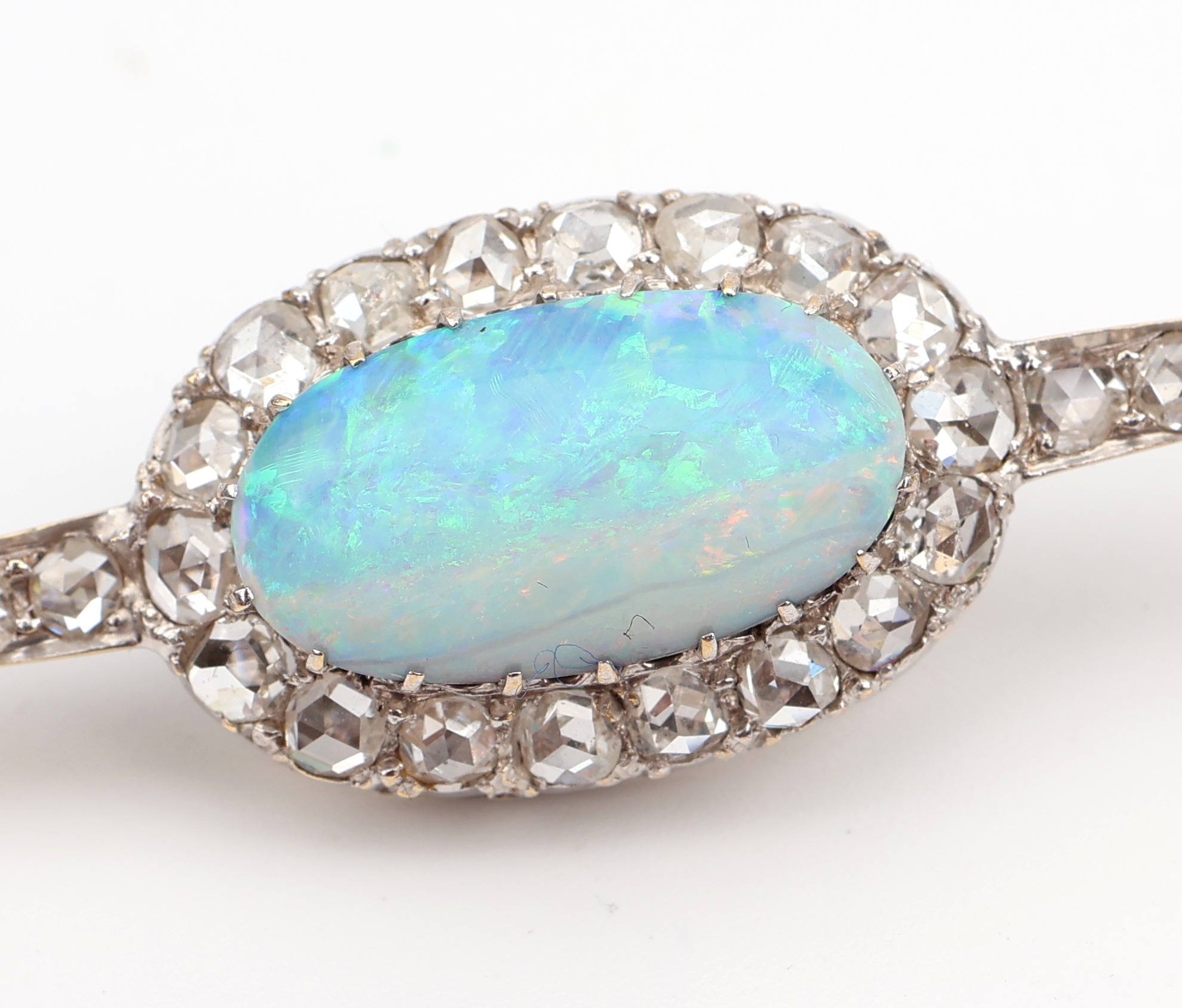 Detail a: 14 kt Gold Opal-Diamant-Brosche, um 1920, Opalcabochon ca. 3.00 ct, umgeben von 30 Diamantrosen zus. ca. 1.20 ct Weiß/si-p1, L. ca. 5.5 cm, ca. 6.0 ...