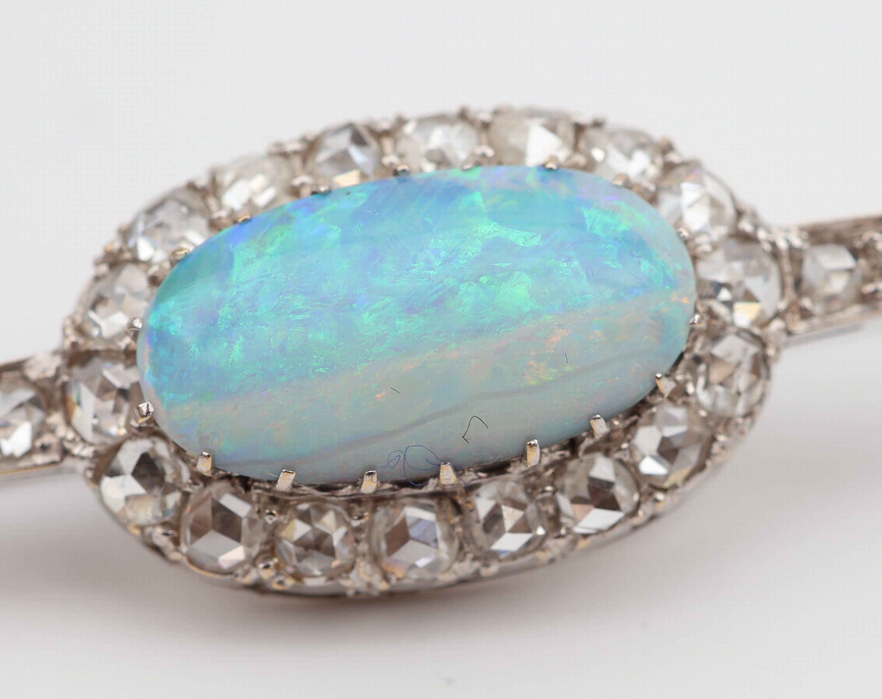 Detail b: 14 kt Gold Opal-Diamant-Brosche, um 1920, Opalcabochon ca. 3.00 ct, umgeben von 30 Diamantrosen zus. ca. 1.20 ct Weiß/si-p1, L. ca. 5.5 cm, ca. 6.0 ...