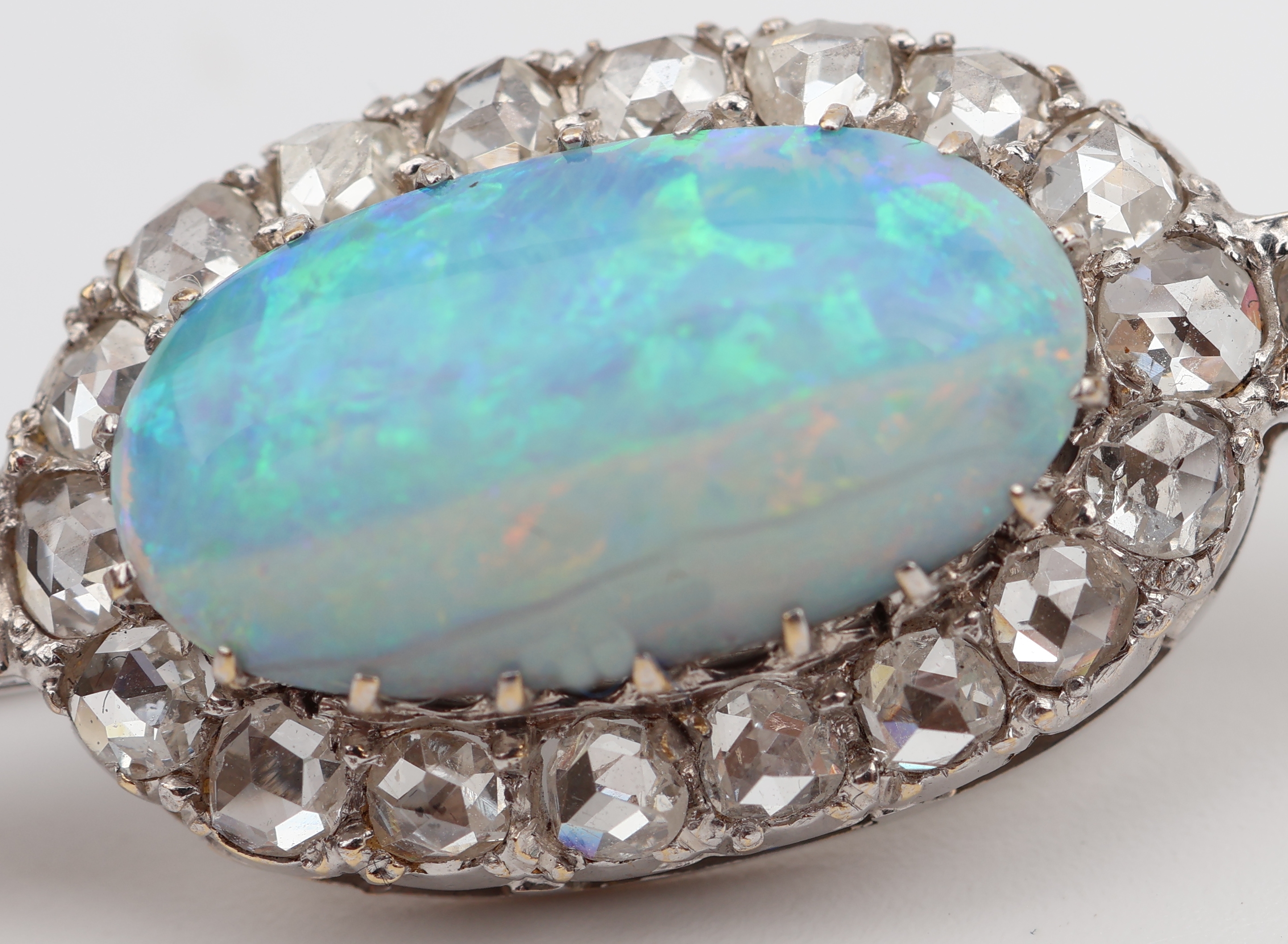 Detail c: 14 kt Gold Opal-Diamant-Brosche, um 1920, Opalcabochon ca. 3.00 ct, umgeben von 30 Diamantrosen zus. ca. 1.20 ct Weiß/si-p1, L. ca. 5.5 cm, ca. 6.0 ...