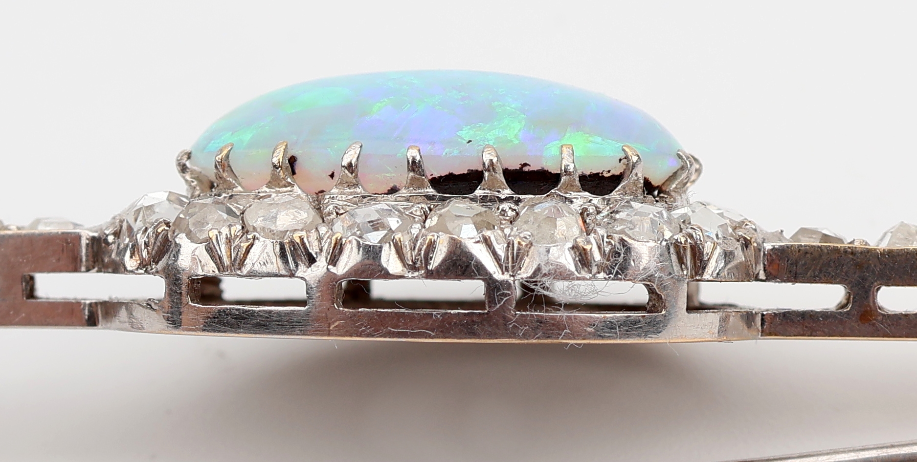 Detail f: 14 kt Gold Opal-Diamant-Brosche, um 1920, Opalcabochon ca. 3.00 ct, umgeben von 30 Diamantrosen zus. ca. 1.20 ct Weiß/si-p1, L. ca. 5.5 cm, ca. 6.0 ...