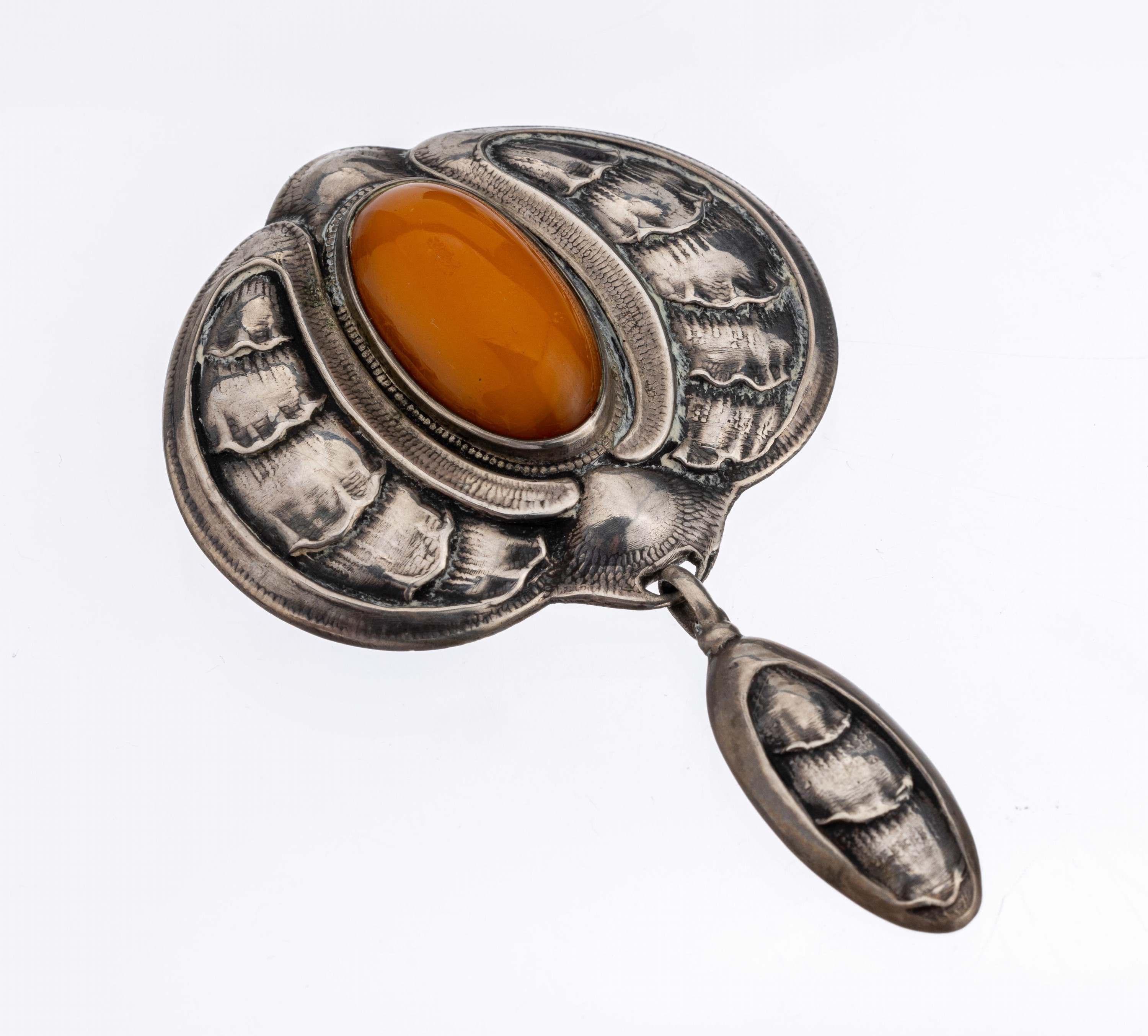 Brosche mit Bernstein um 1930, 800er Silber, Meistermarke DKS, mittig länglicher Bernstein-Cabochon, abstrakt floraler Dekor, bewegliche ...