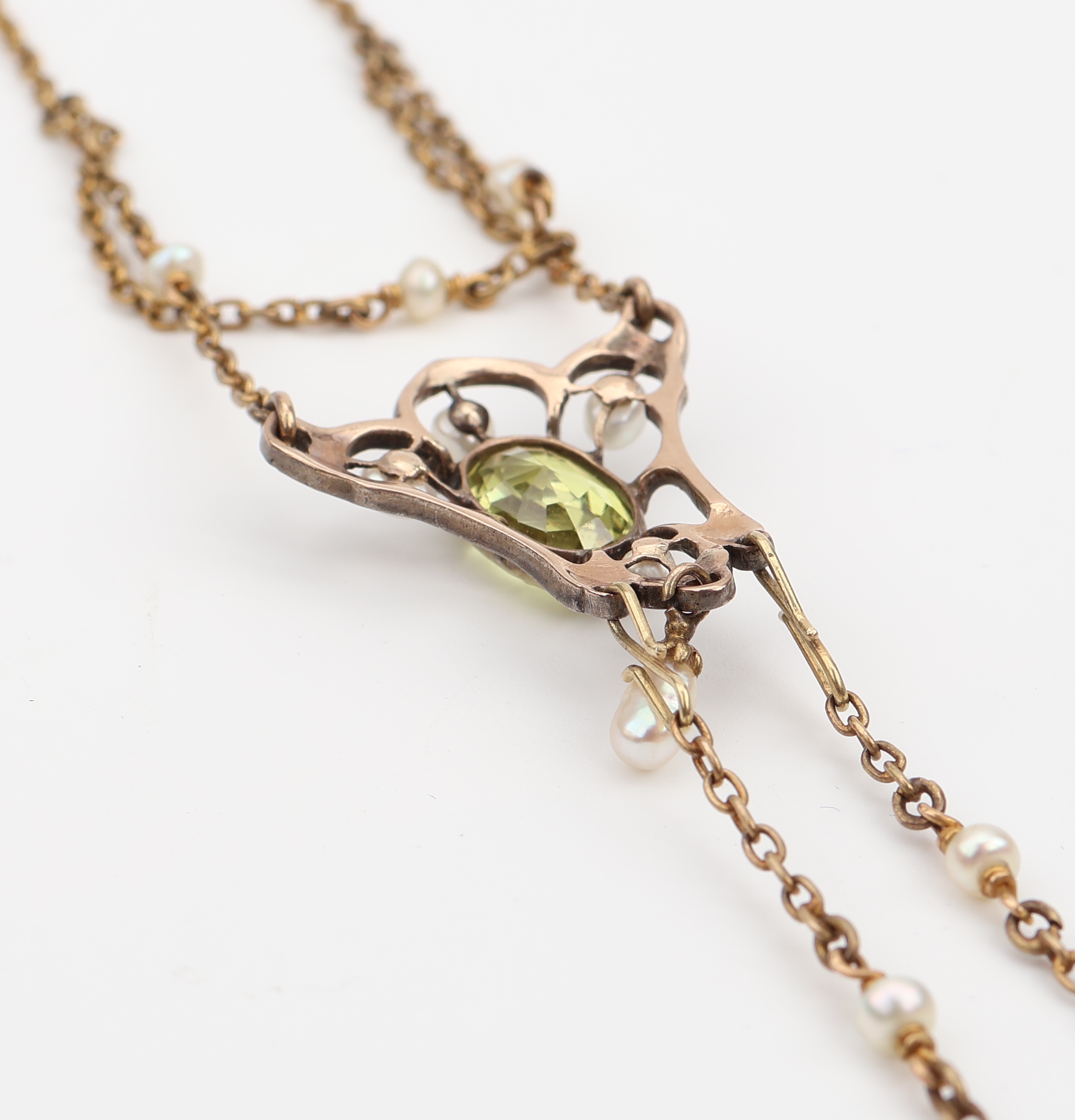 Detail e: 18 kt Gold Jugendstil Turmalin-Peridot-Perl- Collier, um 1900, GG 750/000 und Silber Mittelteil mit ovalfacett. Peridot ca. 2.50 ct, 2 facett. ...