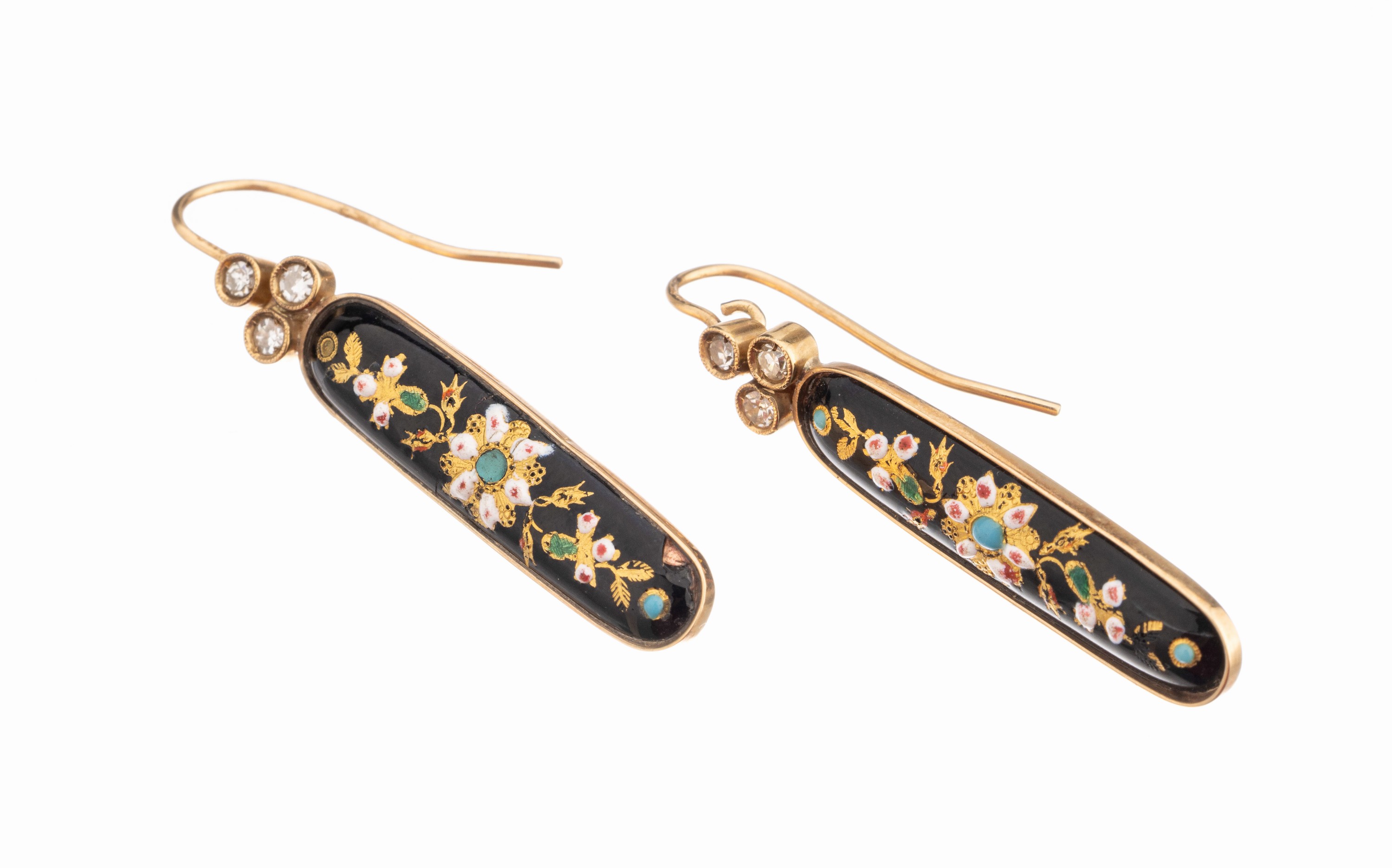 Paar 18 kt Gold Jugendstil Email-Diamant- Ohrhänger, GG 750/000, Grund schwarz, bunte florale Emaill., Goldauflage, z.T. besch., oberhalb mit 6 ...