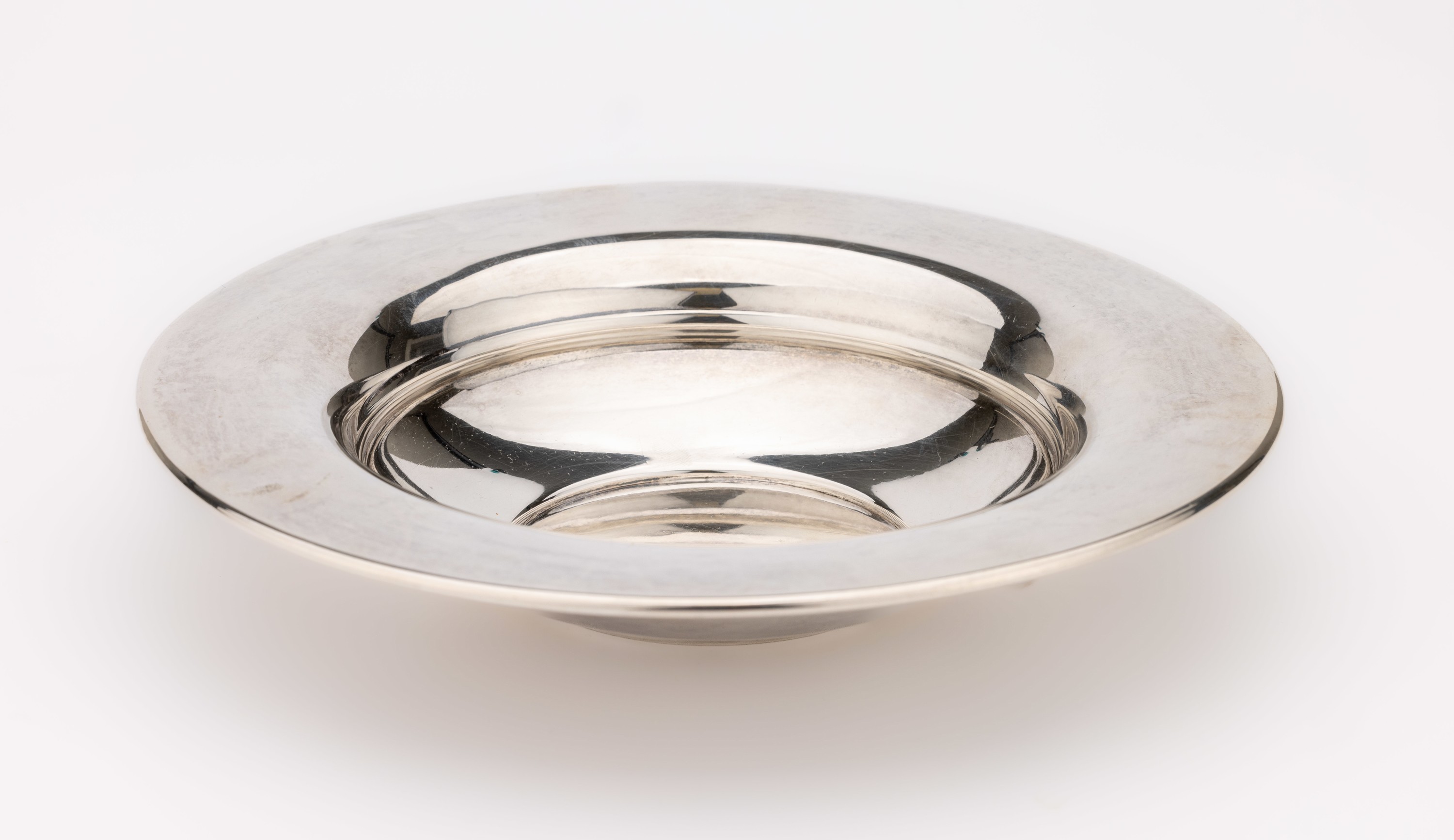 Runde Anbietschale, 830er Silber, Norwegen, Oslo, Meistermarke J. TOSTRUP, zeitlose schlichte Form, H ca. 3 cm, D ca. 20 cm, ca. 172.3 g, min. Delle