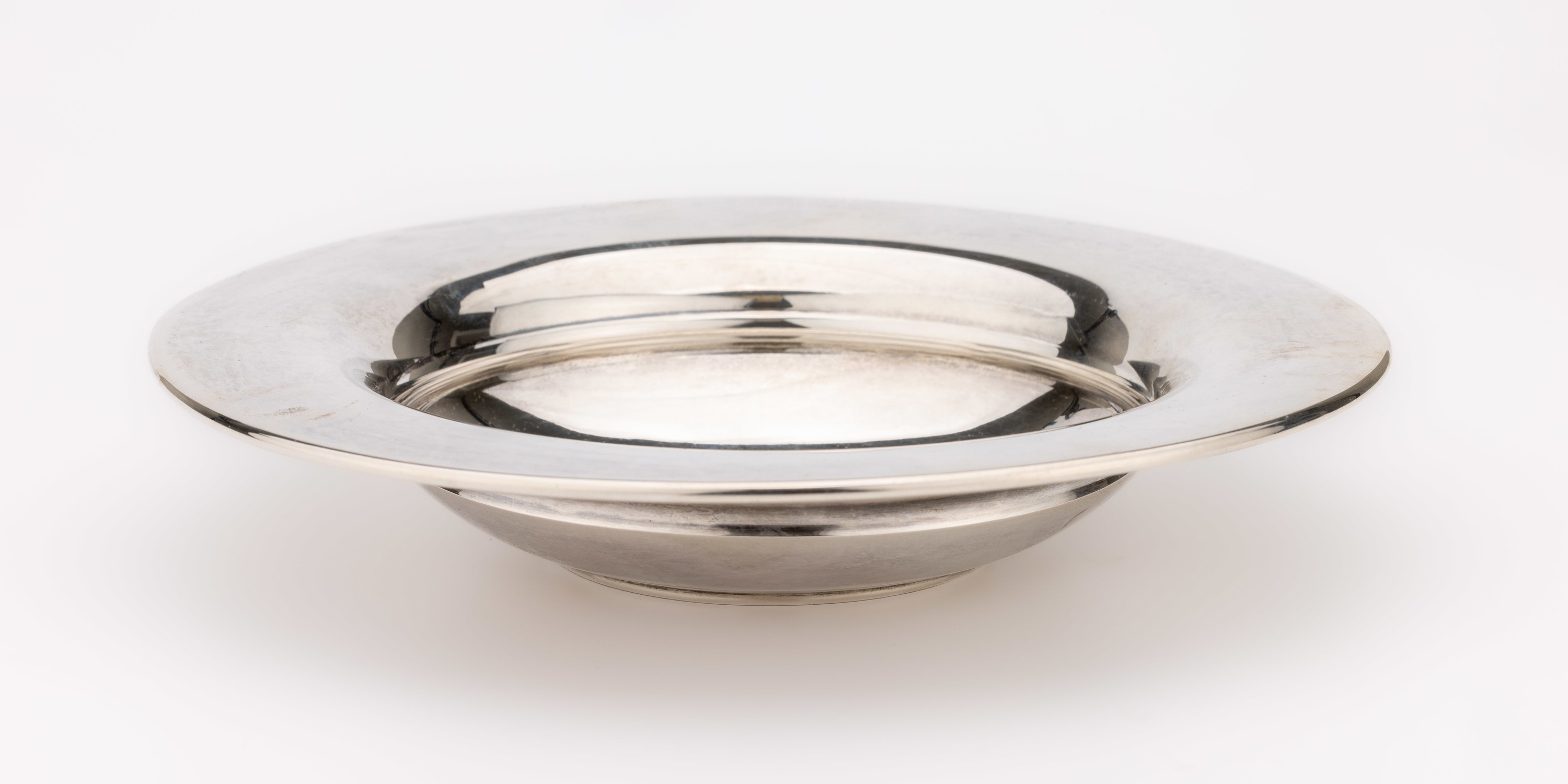 Detail a: Runde Anbietschale, 830er Silber, Norwegen, Oslo, Meistermarke J. TOSTRUP, zeitlose schlichte Form, H ca. 3 cm, D ca. 20 cm, ca. 172.3 g, min. Delle