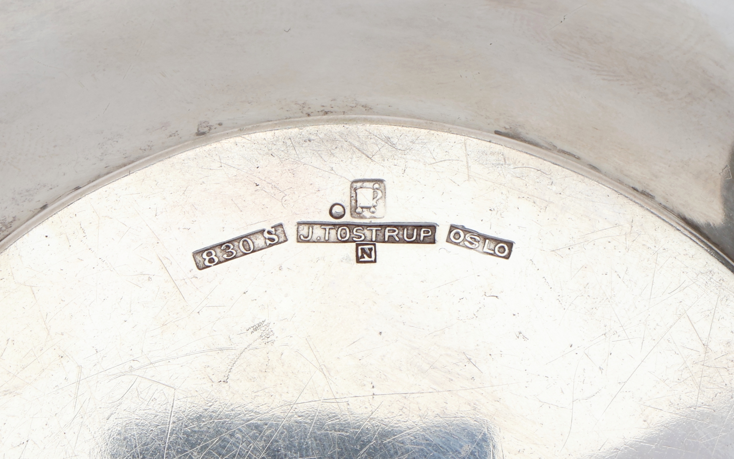 Detail b: Runde Anbietschale, 830er Silber, Norwegen, Oslo, Meistermarke J. TOSTRUP, zeitlose schlichte Form, H ca. 3 cm, D ca. 20 cm, ca. 172.3 g, min. Delle