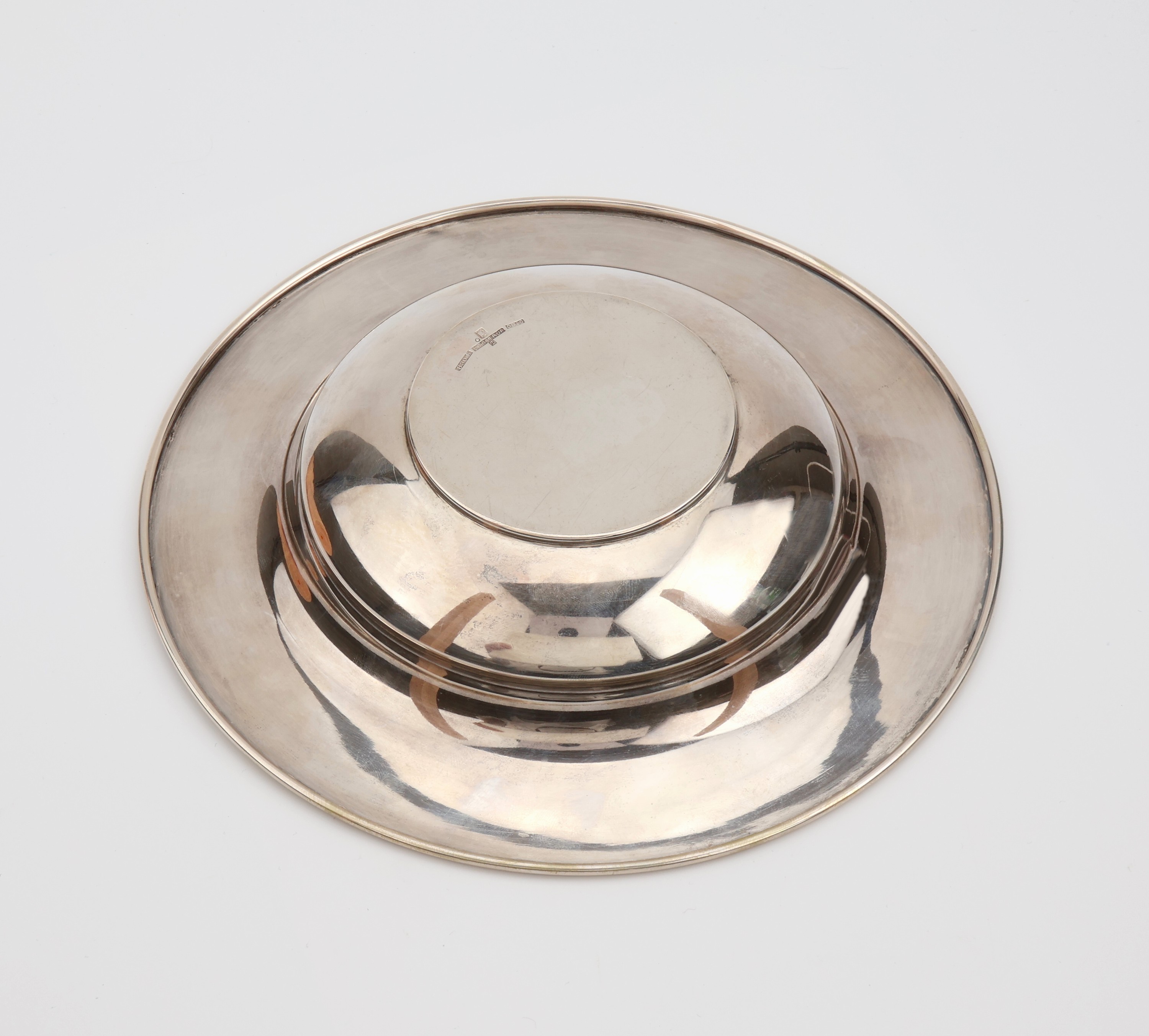 Detail c: Runde Anbietschale, 830er Silber, Norwegen, Oslo, Meistermarke J. TOSTRUP, zeitlose schlichte Form, H ca. 3 cm, D ca. 20 cm, ca. 172.3 g, min. Delle