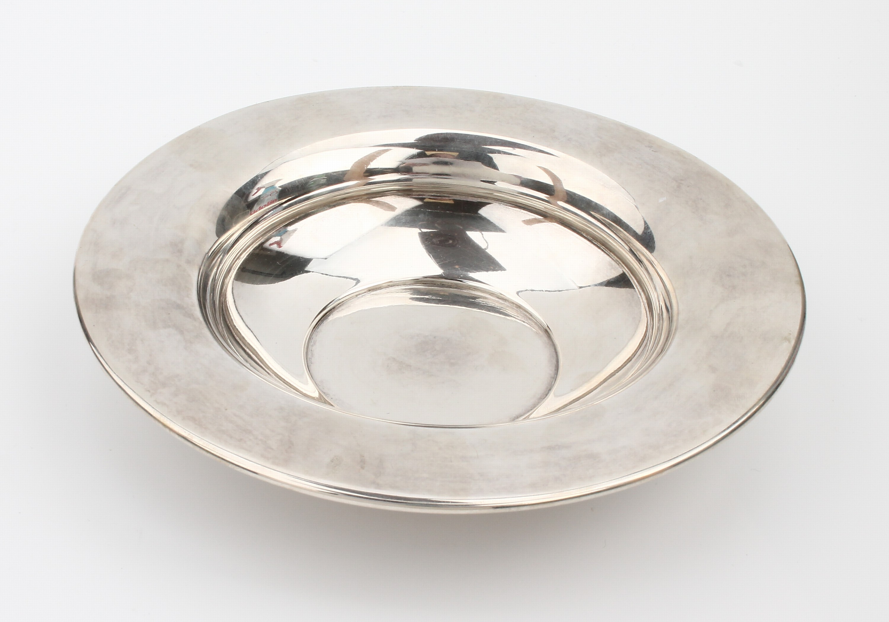 Detail d: Runde Anbietschale, 830er Silber, Norwegen, Oslo, Meistermarke J. TOSTRUP, zeitlose schlichte Form, H ca. 3 cm, D ca. 20 cm, ca. 172.3 g, min. Delle
