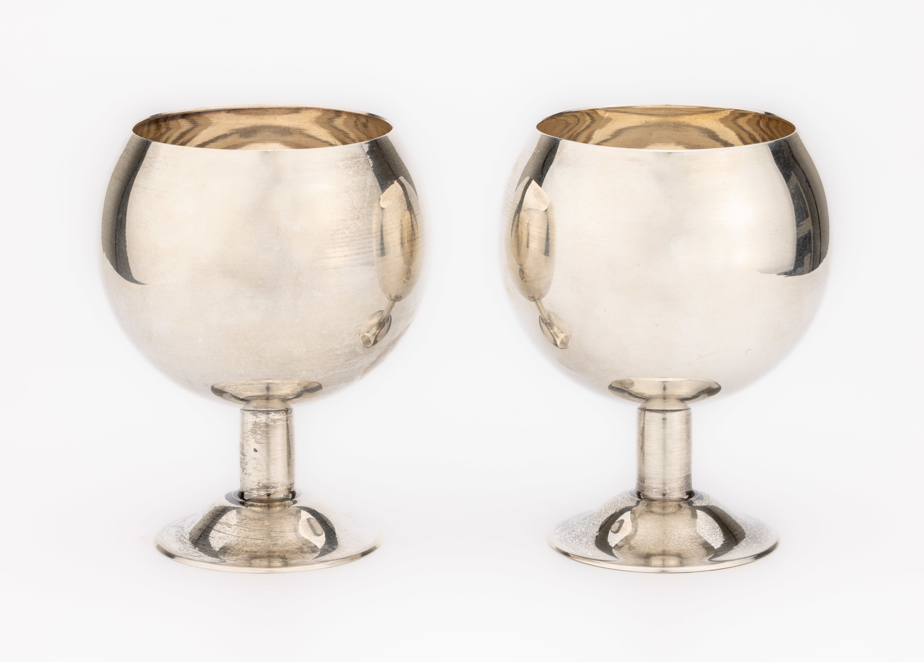 2 Cognacschwenker, 925er Silber, ca. 247 g, zeitlose schlichte Form, H ca. 11 cm
