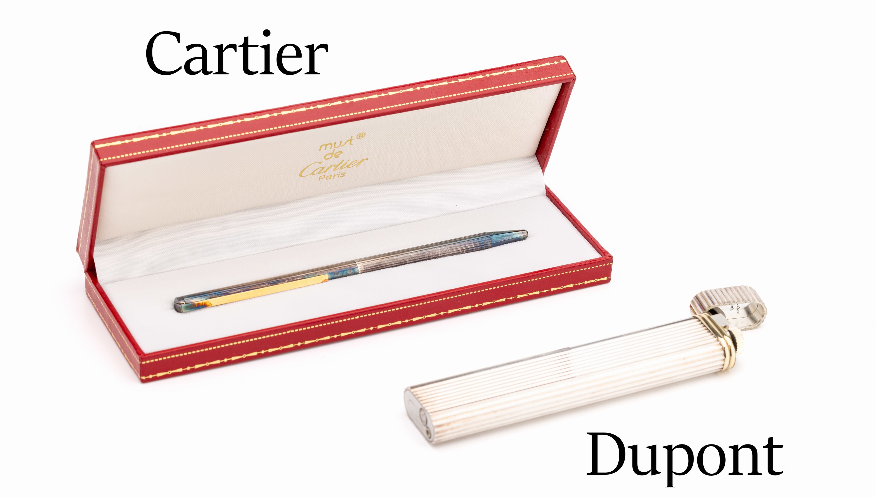 Konvolut Kugelschreiber und Feuerzeug, großes Feuerzeug: CARTIER, Streifendekor, L. ca. 12 cm, Kugelschreiber: DUPONT, stark angelaufen, im Cartier ...