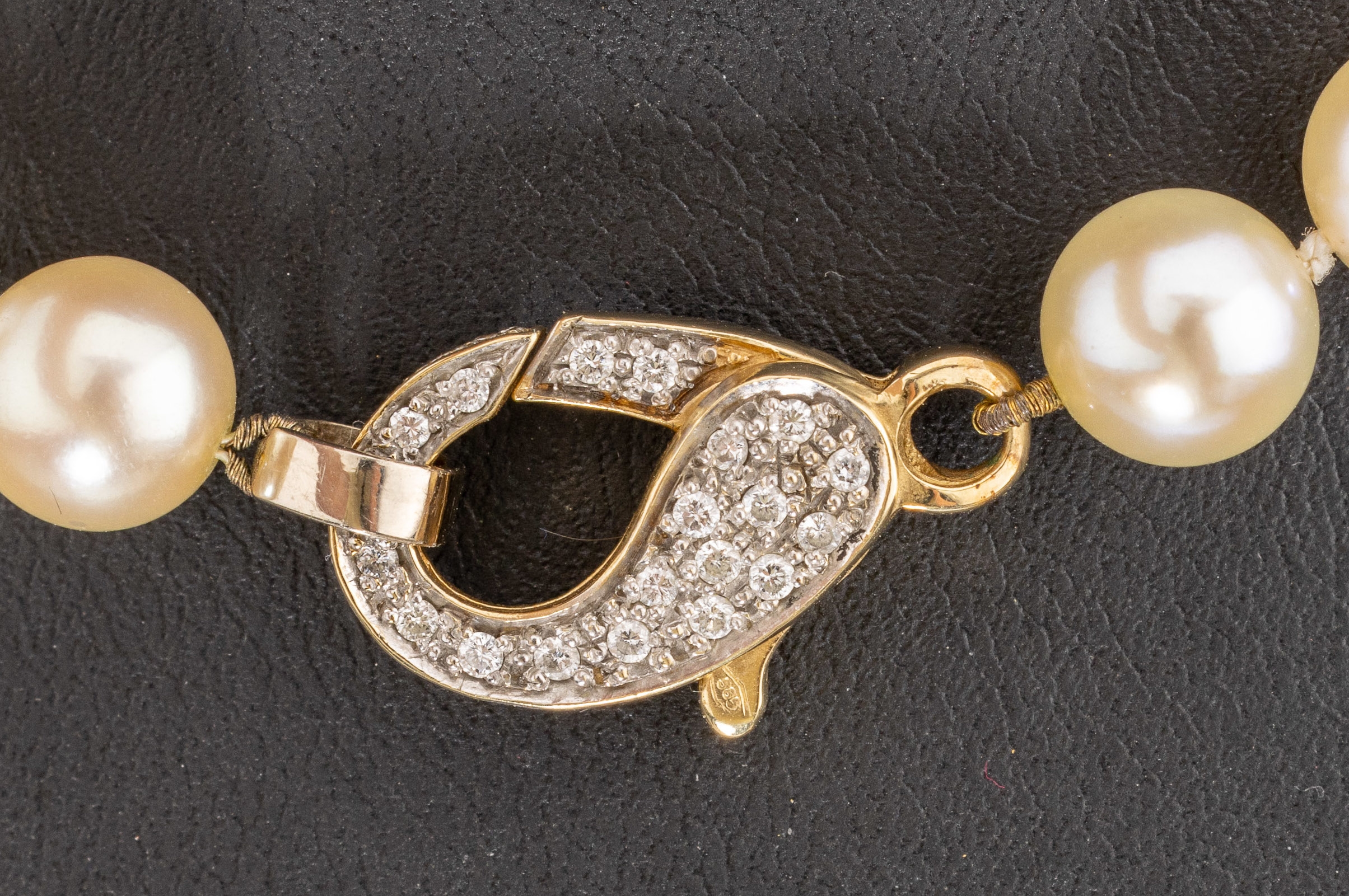 Detail a: 14 kt Gold Diamant-Karabinerschließe, GG 585/000, beids. mit 8/8-Diamanten zus. ca. 0.25 ct Weiß/si-p1, an Akoyazuchtperlen- kette, Kugeld. ca. ...