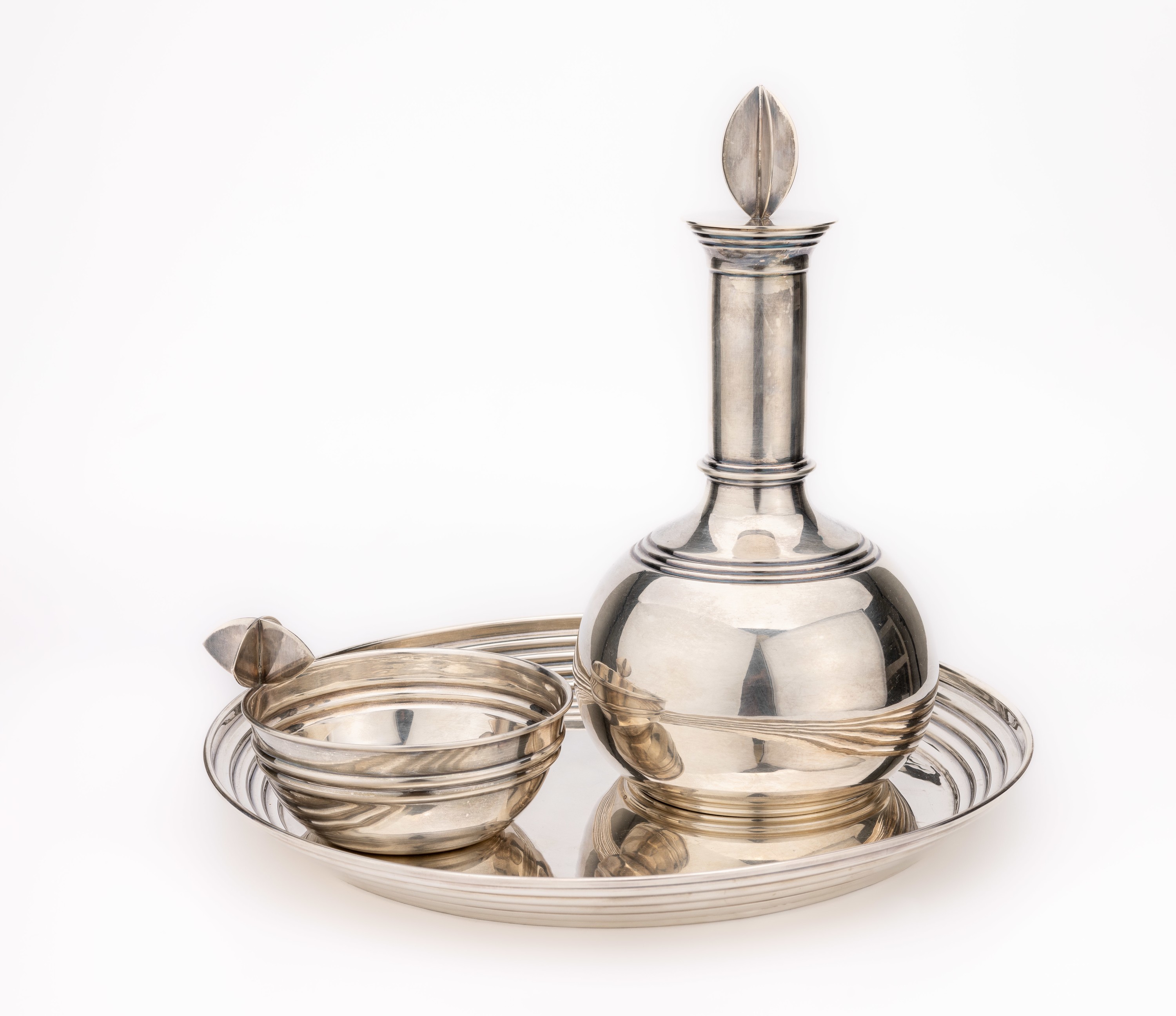 Silberkaraffe und Anbietschale auf Tablett, 925er Silber, Rillendekor, Deckelbekrönung und Griff abstr.-geometrische Form, H Karaffe ca. 27 cm, ...