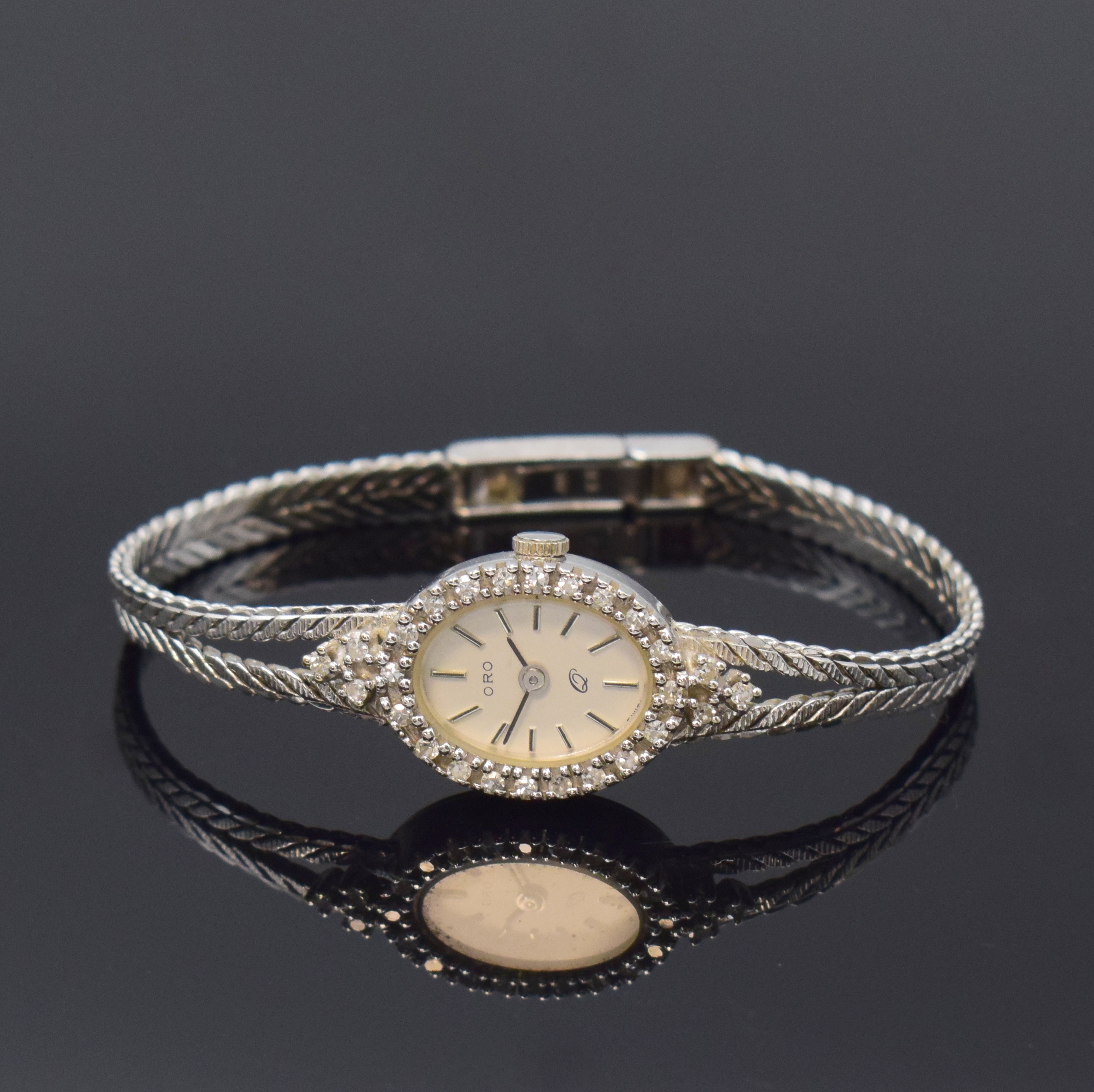 ORO Damenarmbanduhr in WG 585/000 mit Diamanten, Schweiz um 1970, quarz, Boden aufgedr., Lünette aufw. m. Diamanten bes., silb. Zifferbl. m. aufges. ...