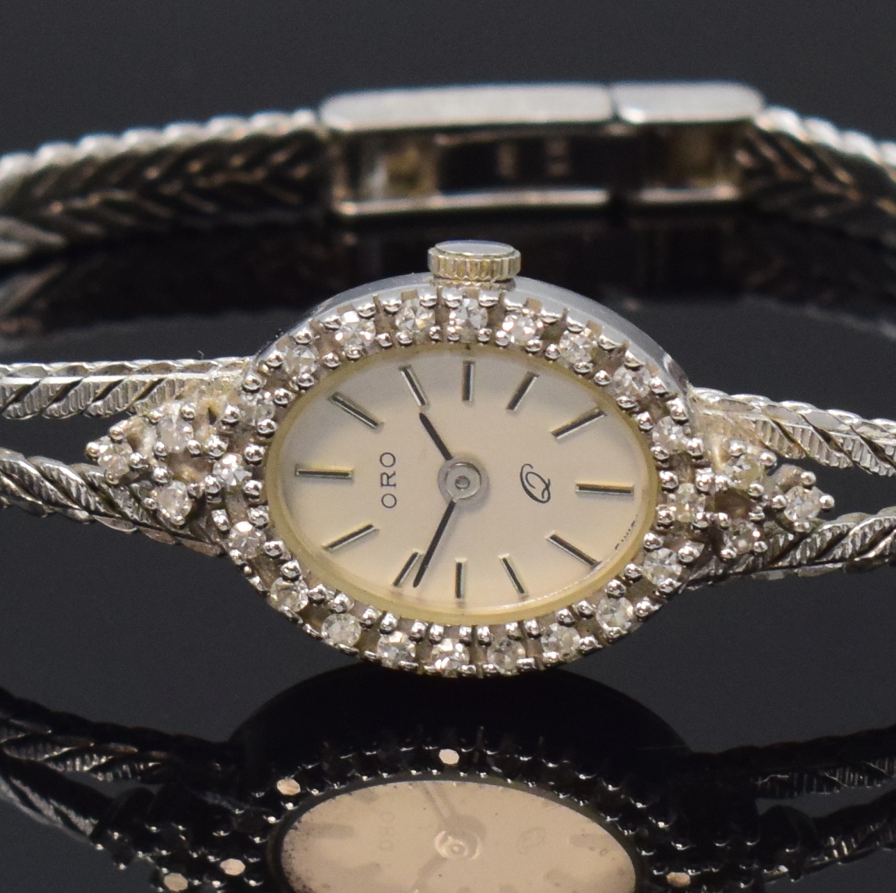 Detail a: ORO Damenarmbanduhr in WG 585/000 mit Diamanten, Schweiz um 1970, quarz, Boden aufgedr., Lünette aufw. m. Diamanten bes., silb. Zifferbl. m. aufges. ...