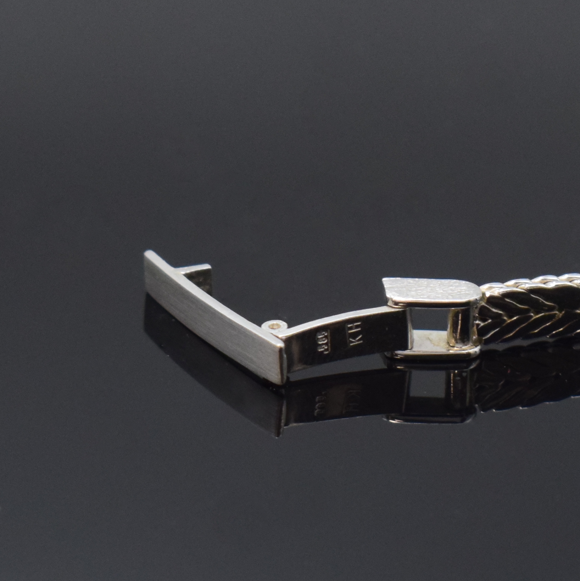 Detail b: ORO Damenarmbanduhr in WG 585/000 mit Diamanten, Schweiz um 1970, quarz, Boden aufgedr., Lünette aufw. m. Diamanten bes., silb. Zifferbl. m. aufges. ...