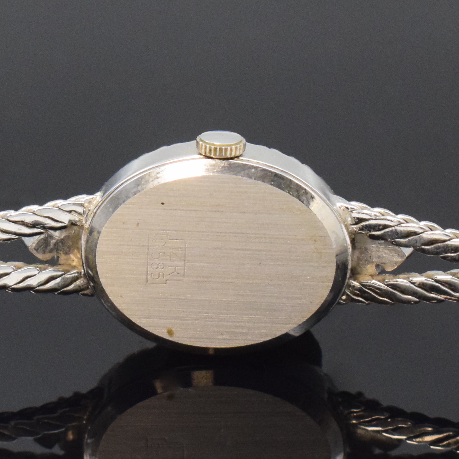 Detail c: ORO Damenarmbanduhr in WG 585/000 mit Diamanten, Schweiz um 1970, quarz, Boden aufgedr., Lünette aufw. m. Diamanten bes., silb. Zifferbl. m. aufges. ...