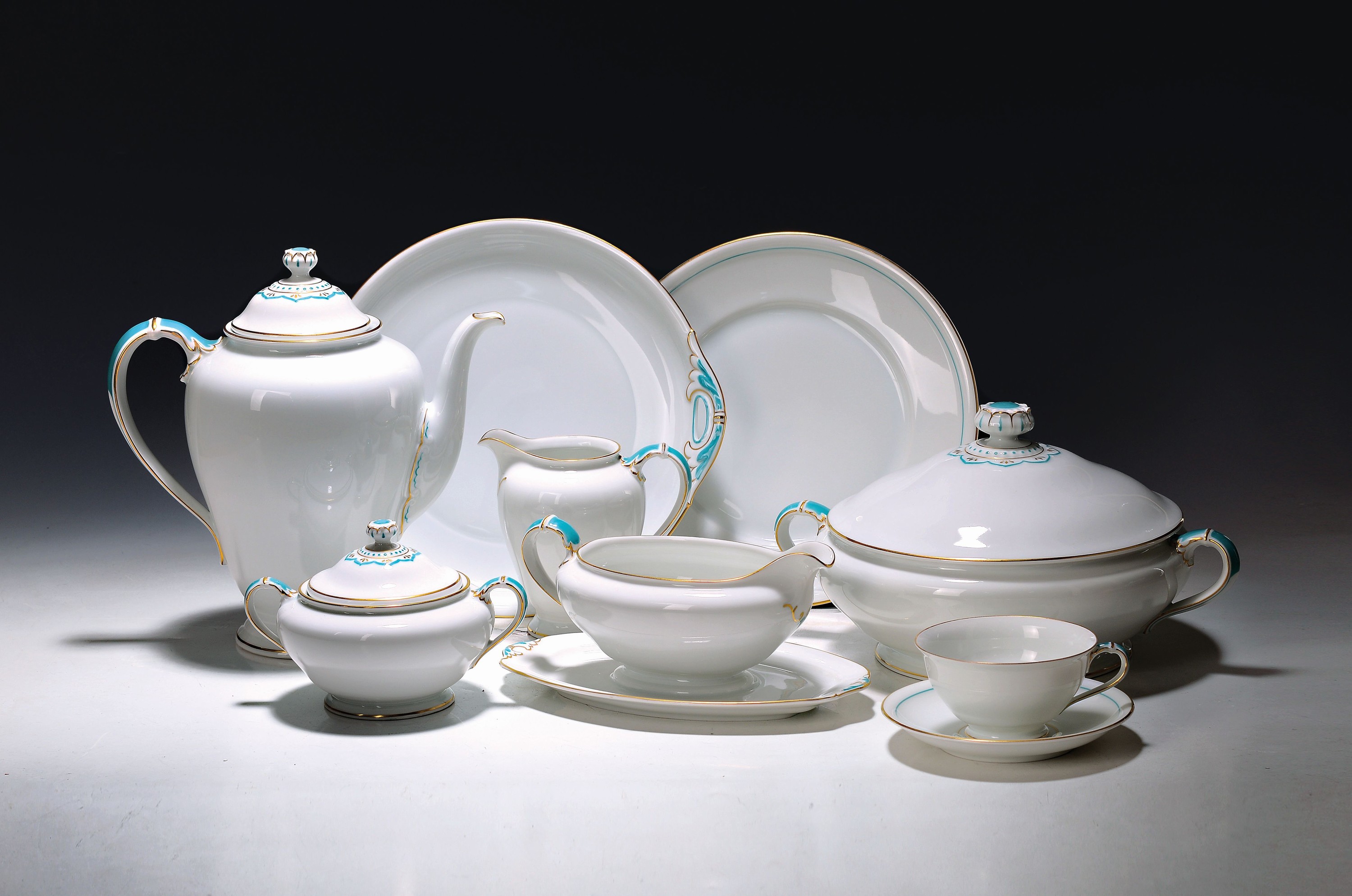 Kaffee- und Speiseservice, Fürstenberg, 1920er Jahre, Porzellan, mit sparsamen Akzenten in Gold und Türkis, Kaffeekanne, Zuckerdose, ...