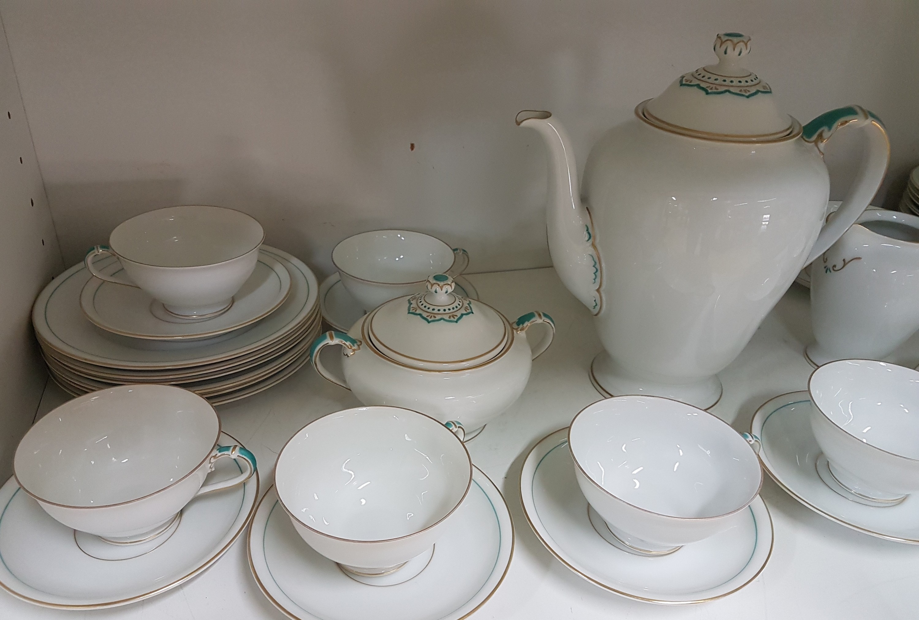 Detail a: Kaffee- und Speiseservice, Fürstenberg, 1920er Jahre, Porzellan, mit sparsamen Akzenten in Gold und Türkis, Kaffeekanne, Zuckerdose, ...