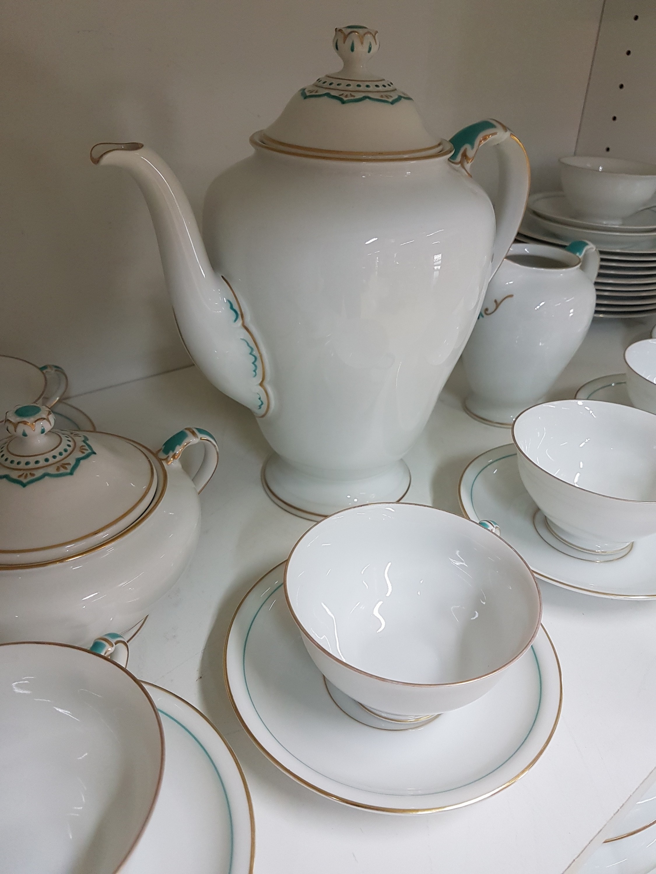 Detail b: Kaffee- und Speiseservice, Fürstenberg, 1920er Jahre, Porzellan, mit sparsamen Akzenten in Gold und Türkis, Kaffeekanne, Zuckerdose, ...