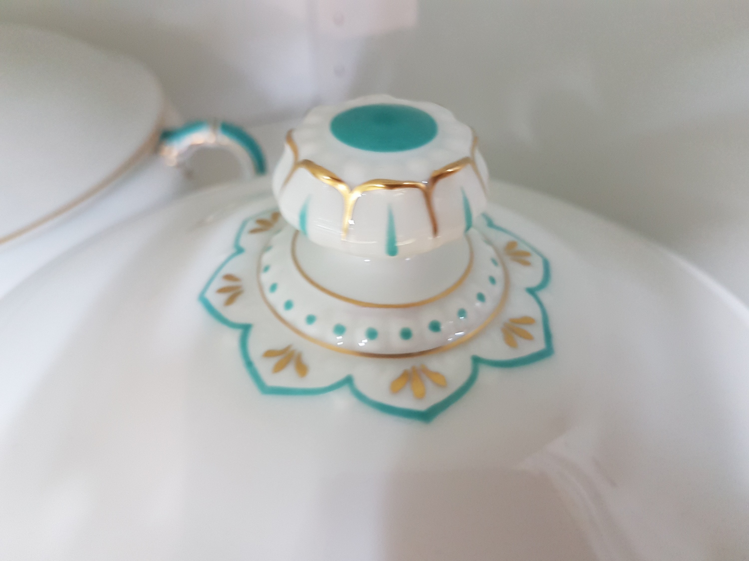 Detail j: Kaffee- und Speiseservice, Fürstenberg, 1920er Jahre, Porzellan, mit sparsamen Akzenten in Gold und Türkis, Kaffeekanne, Zuckerdose, ...