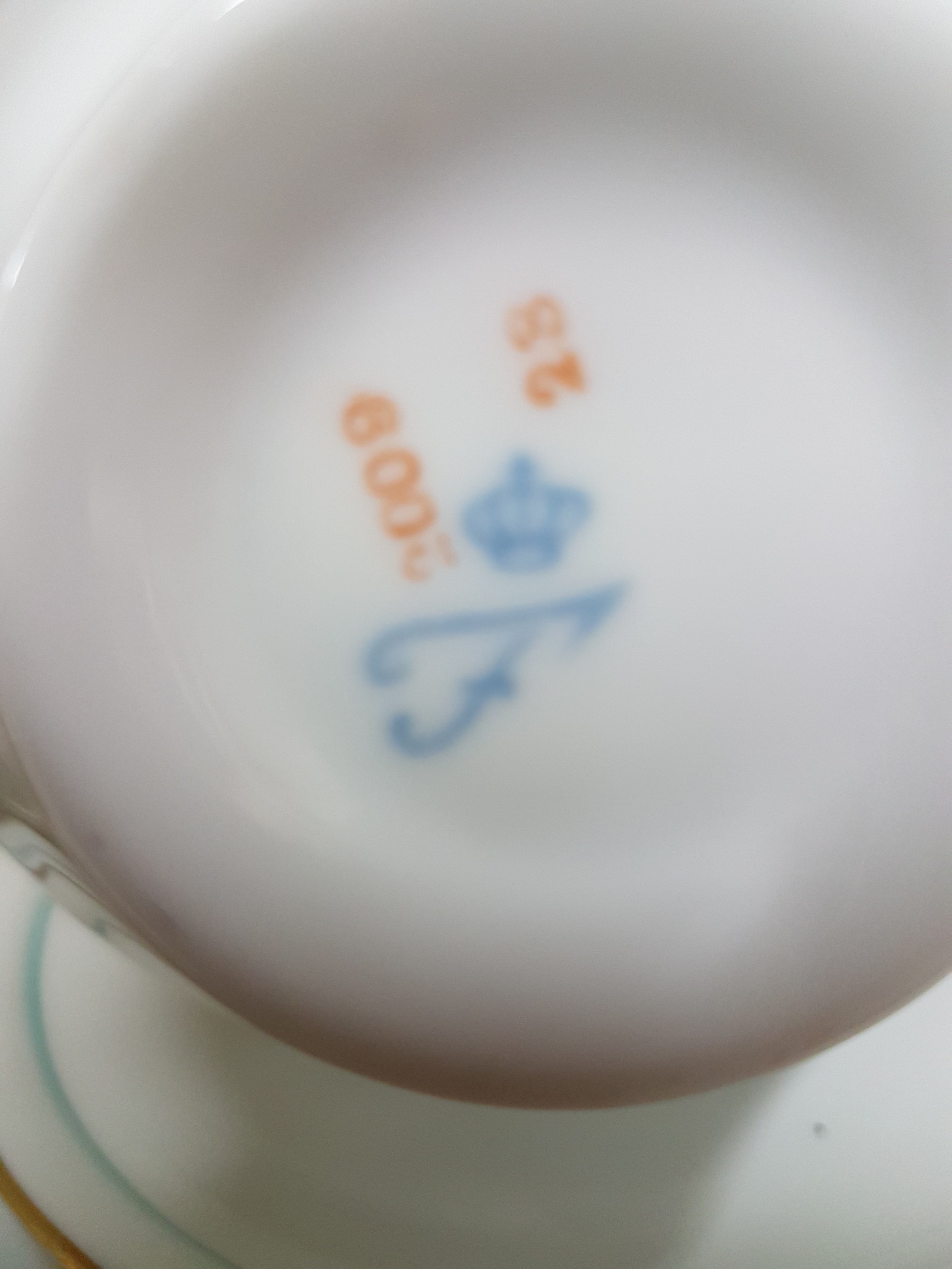 Detail m: Kaffee- und Speiseservice, Fürstenberg, 1920er Jahre, Porzellan, mit sparsamen Akzenten in Gold und Türkis, Kaffeekanne, Zuckerdose, ...
