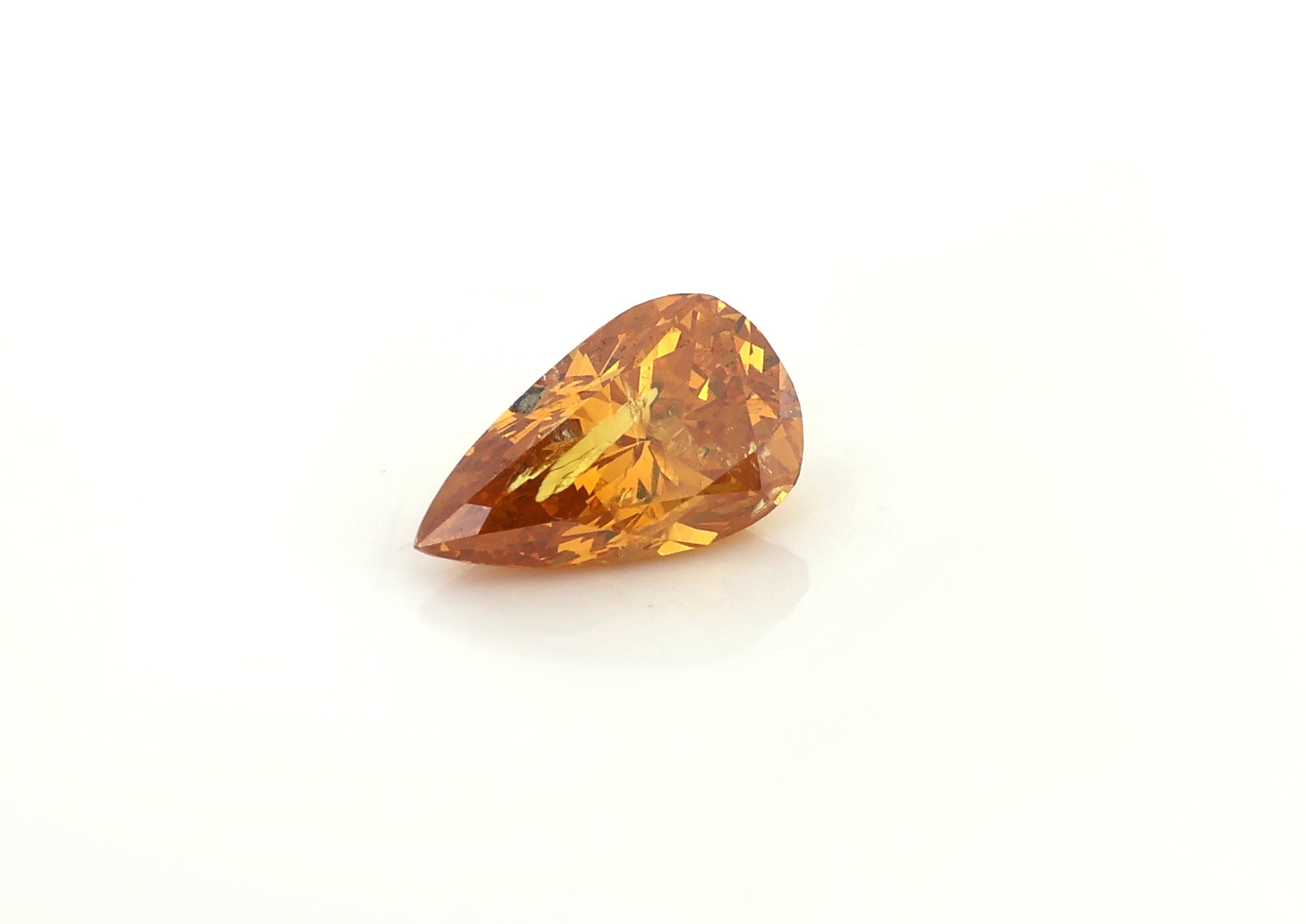 Detail a: Loser Diamant ca. 0.34 ct, Fancy Vivid Yellowish Orange/p2 beh., Zertifikat