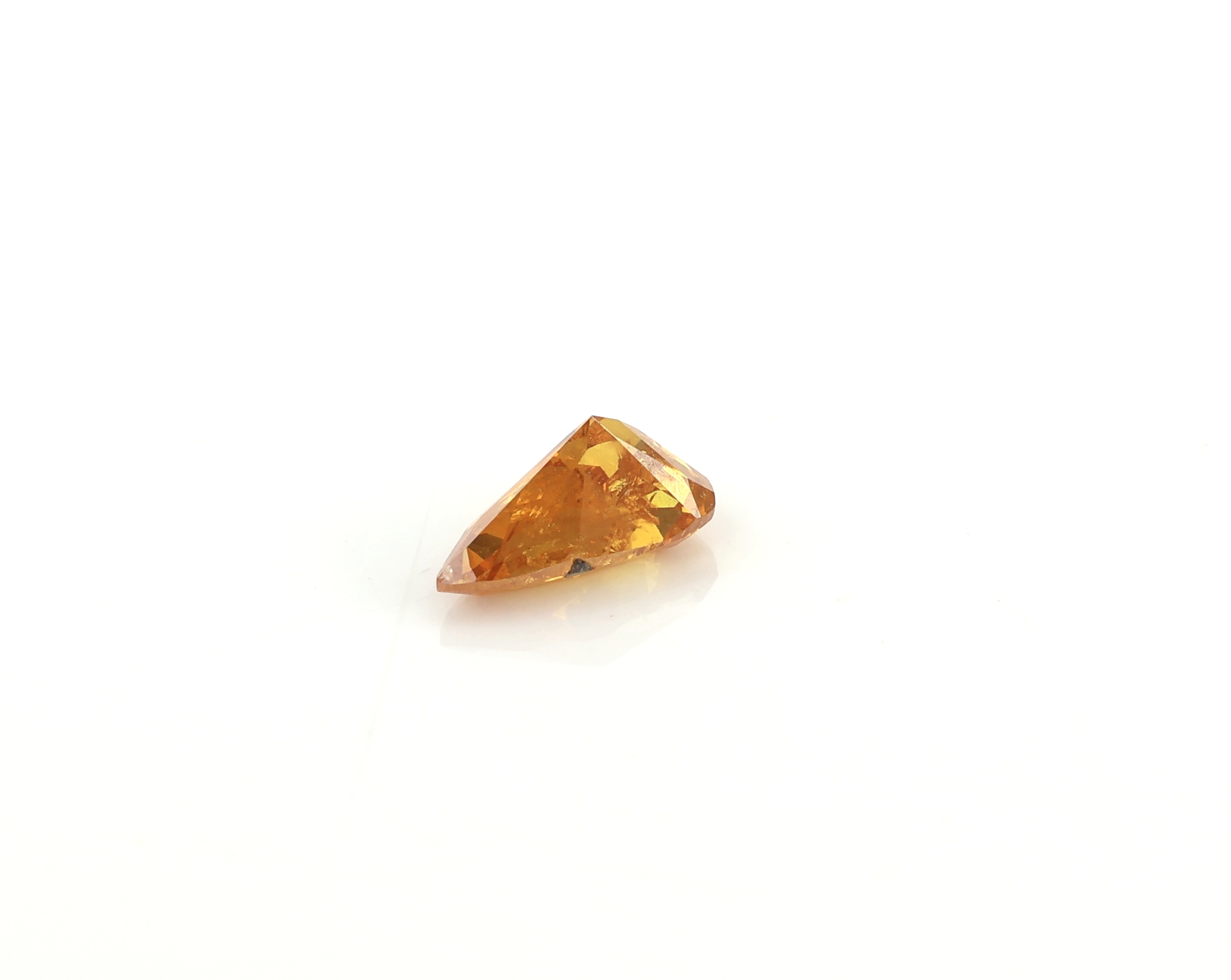 Detail b: Loser Diamant ca. 0.34 ct, Fancy Vivid Yellowish Orange/p2 beh., Zertifikat