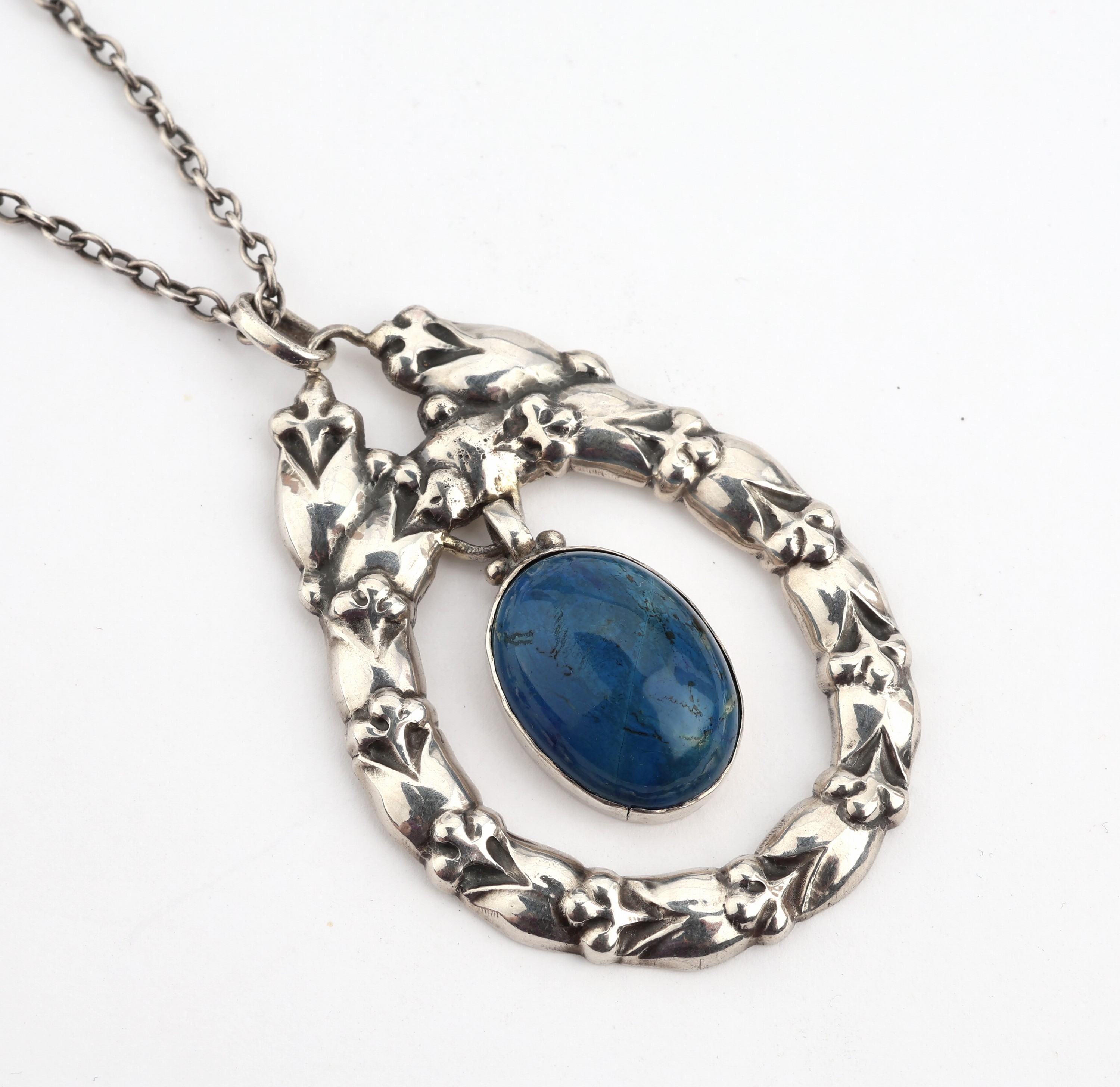 Detail a: GEORG JENSEN Anhänger mit Achat, Kopenhagen1915-27, 830er Silber, Modell Nr. 20, floralerKranz, mittig bewegl. abgehängter Cabochon, L. ca. 6 cm, ...