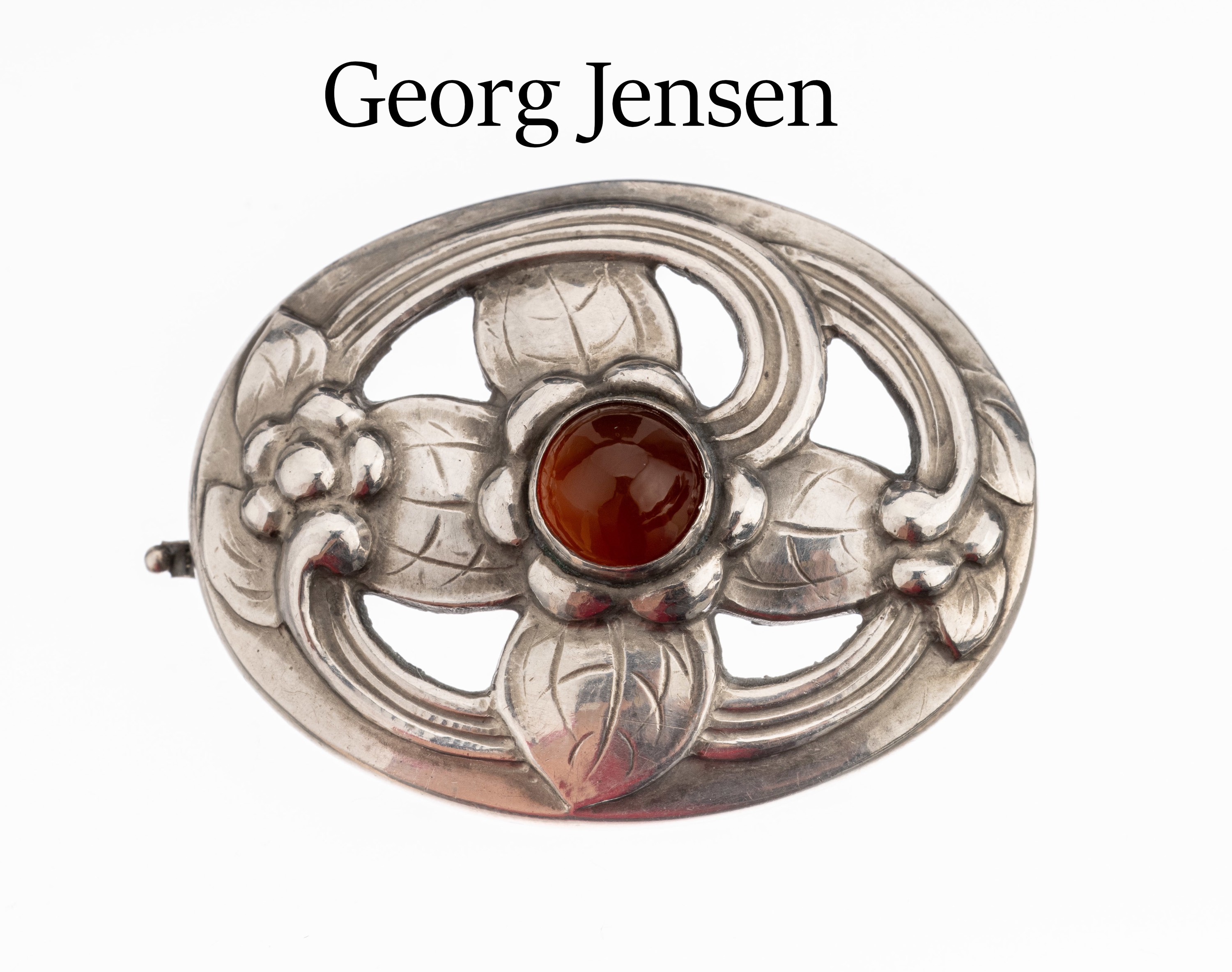 Brosche GEORG JENSEN mit Bernstein, 830er Silber, Kopenhagen 1909-14, abstr. floralerDekor, mittig Bernsteincabochon, Modell Nr. 138, in der Lit. ...