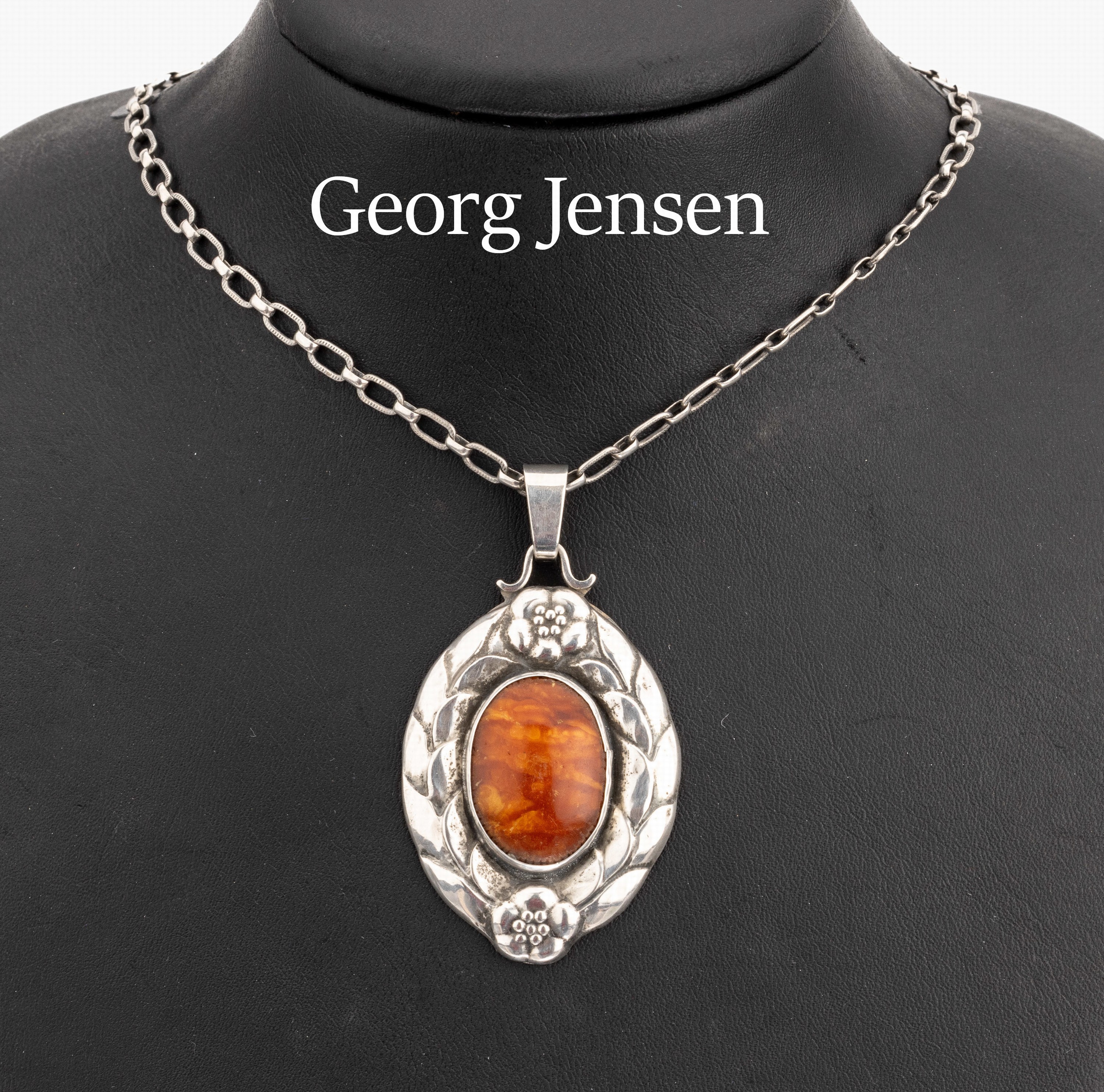 Anhänger GEORG JENSEN, 830er Silber, Kopenhagen 1909-1914, urspr. Brosche, wohl Modell Nr. 51, hier mit Bernsteincabochon, an 835er Silber-Kette, ...