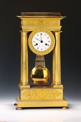 Image Portal clock, France, around 1820/30, bronze housing in architectural design, with old ...