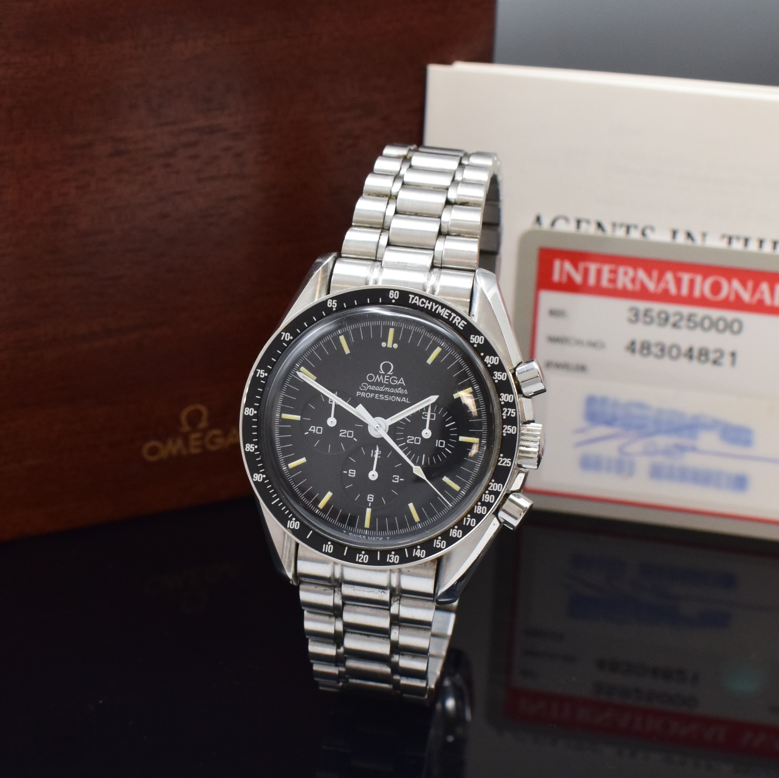 OMEGA Herrenarmbanduhr Speedmaster Professional Apollo XI "FIRST WATCH WORN ON The MOON" Referenz 3592.50.00, Handaufzug, Schweiz verk. lt. ...