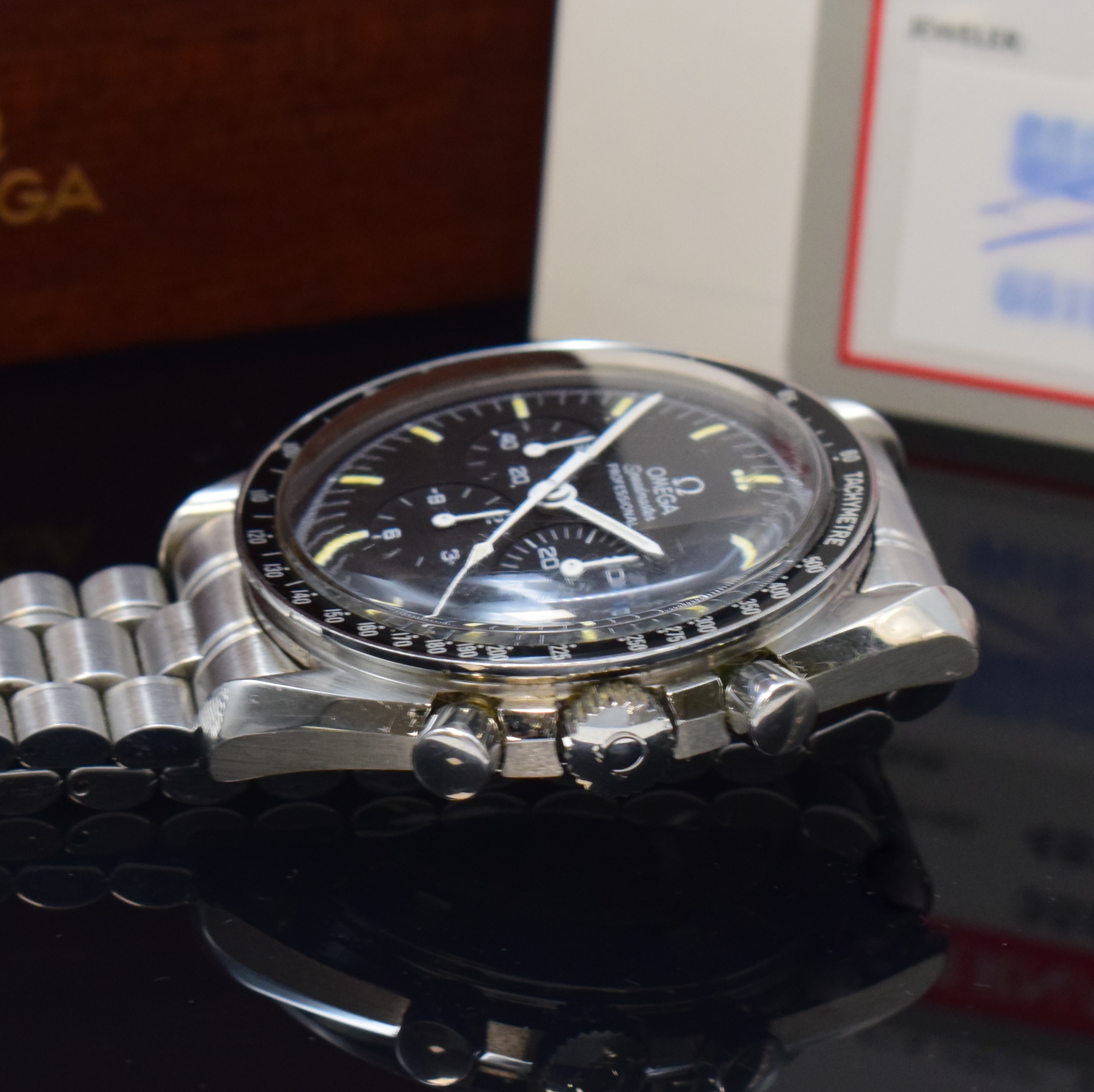 Detail c: OMEGA Herrenarmbanduhr Speedmaster Professional Apollo XI "FIRST WATCH WORN ON The MOON" Referenz 3592.50.00, Handaufzug, Schweiz verk. lt. ...