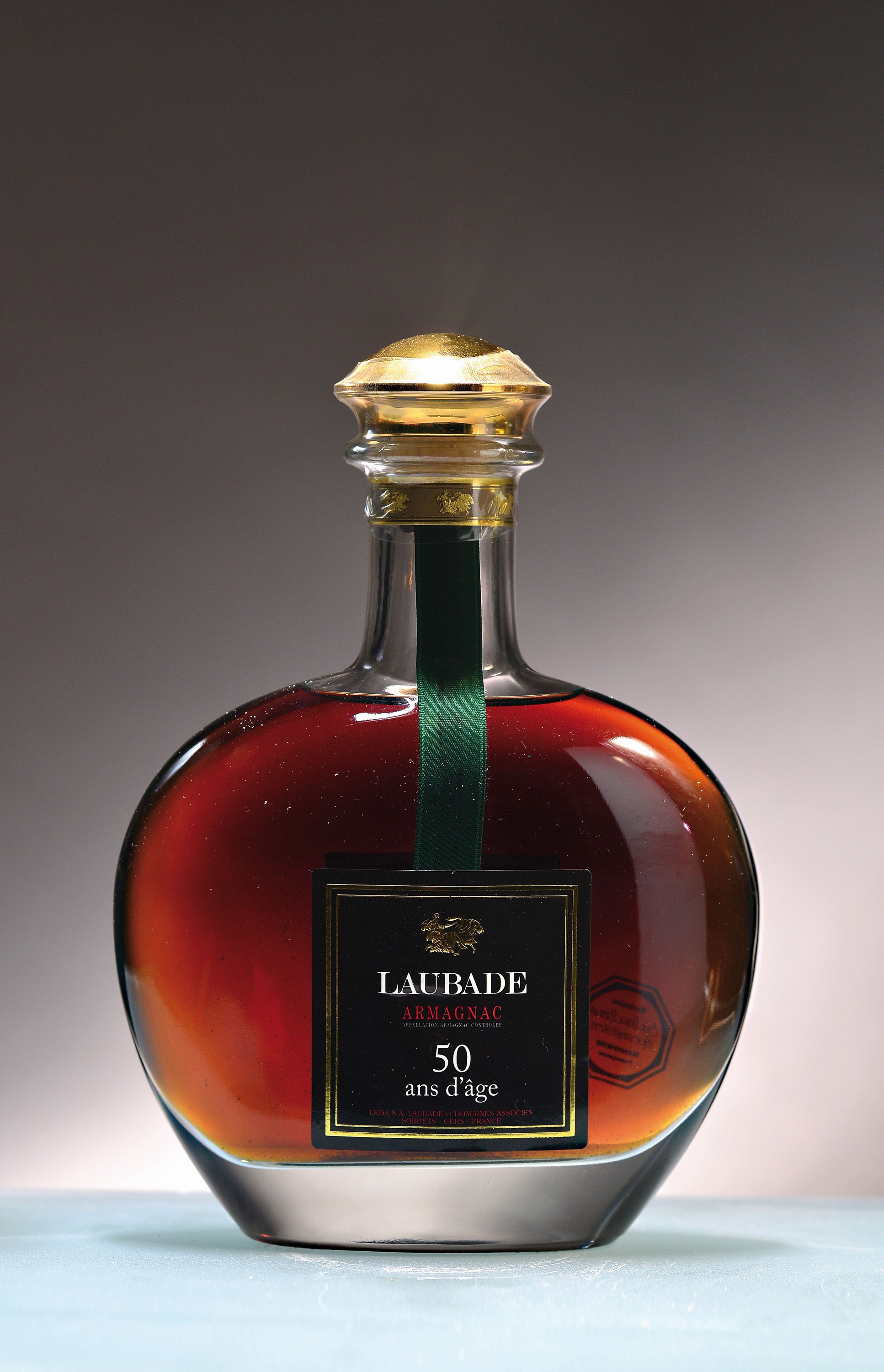 Eine Flasche Laubade Armagnac, 50 Jahre alt, Frankreich ca.500ml, 40%Vol, in Holzschatulle