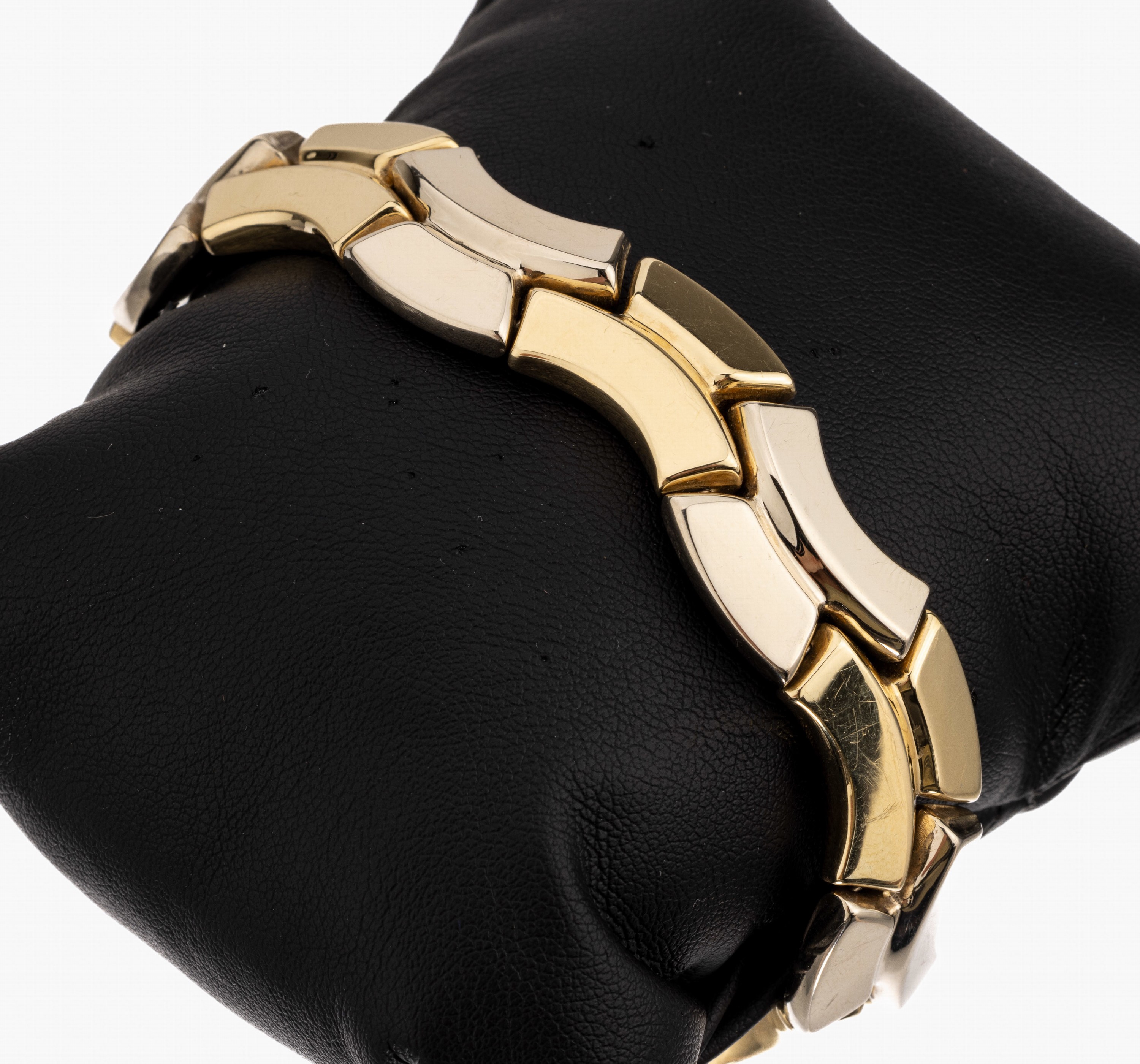 14 kt Gold Armband, ca. 24.4 g, GG/WG 585/000, wellenf. Glieder in GG und WG, pol., L. ca. 19 cm, Kastenschloss mit 2 Sicherheitsachten