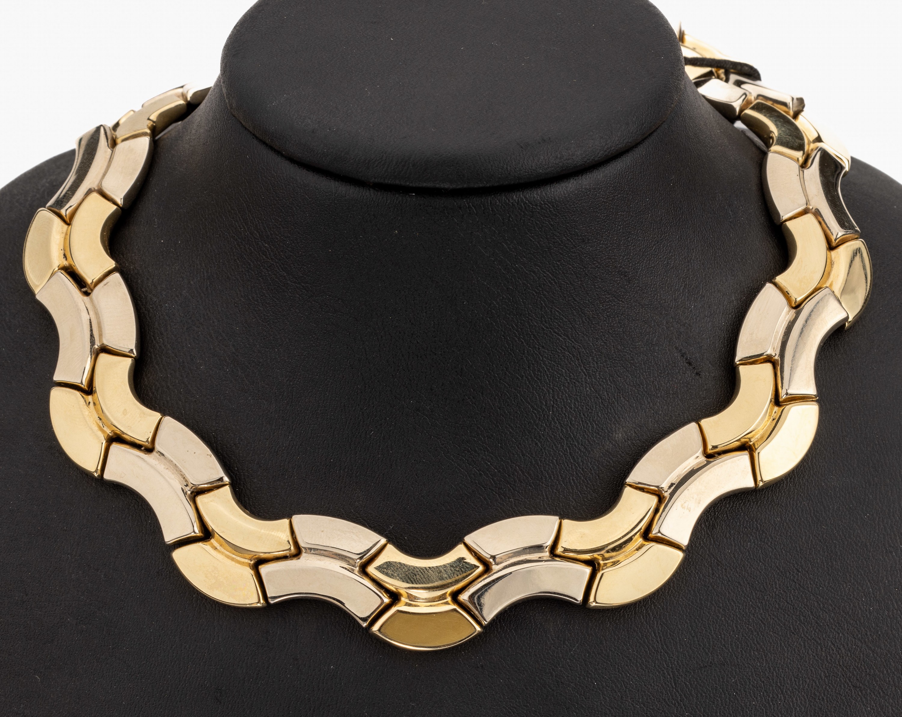 14 kt Gold Collier, ca. 57.3 g, GG/WG 585/000, wellenf. Glieder, GG/WG pol., L. ca. 40 cm, Innend. ca. 12 cm, verdecktes Kastenschloss