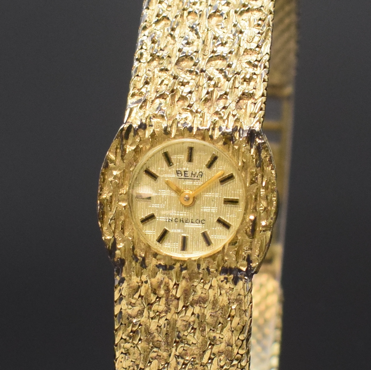 Detail a: BEHA Damengoldbanduhr in GG 585/000, Schweiz um 1970, Handaufzug, Boden aufgedr., vers. strukt. Zifferbl. m. aufgel. Std.-Ind., gold. Zeiger, ...