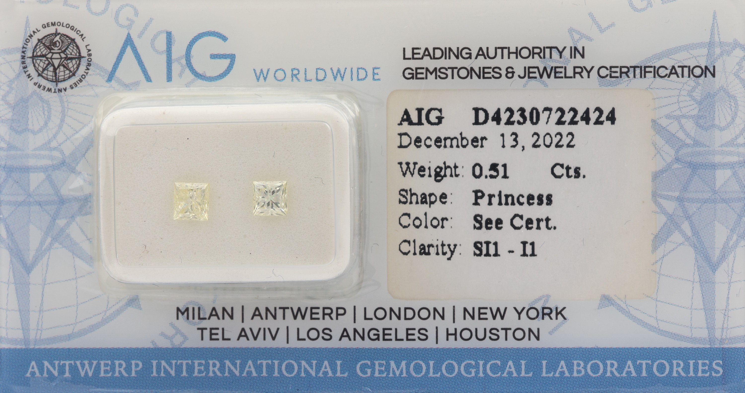 Lot 2 lose Diamanten im Princess-Cut zus. ca. 0.51 ct, light to natural fancy light yellow/si1-p1, verschweißt, mit AIG-Expertise