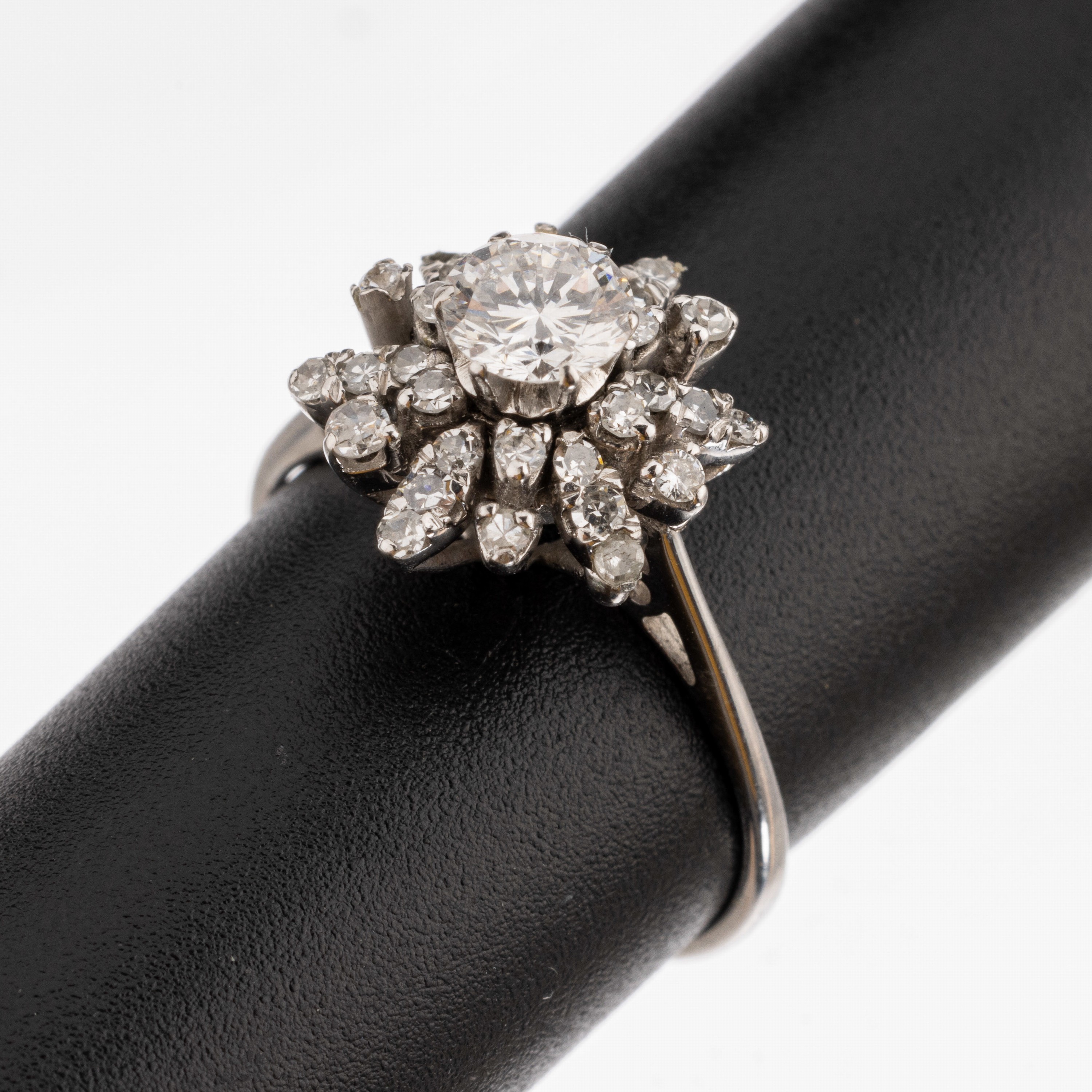 18 kt Gold Diamant Ring, WG 750/000, mittigein Brillant ca. 0.50 ct feines Weiss/vvs, umgeben 8/8-Diamanten zus. ca. 0.28 ct Weiss/si, RW 52, ca. ...