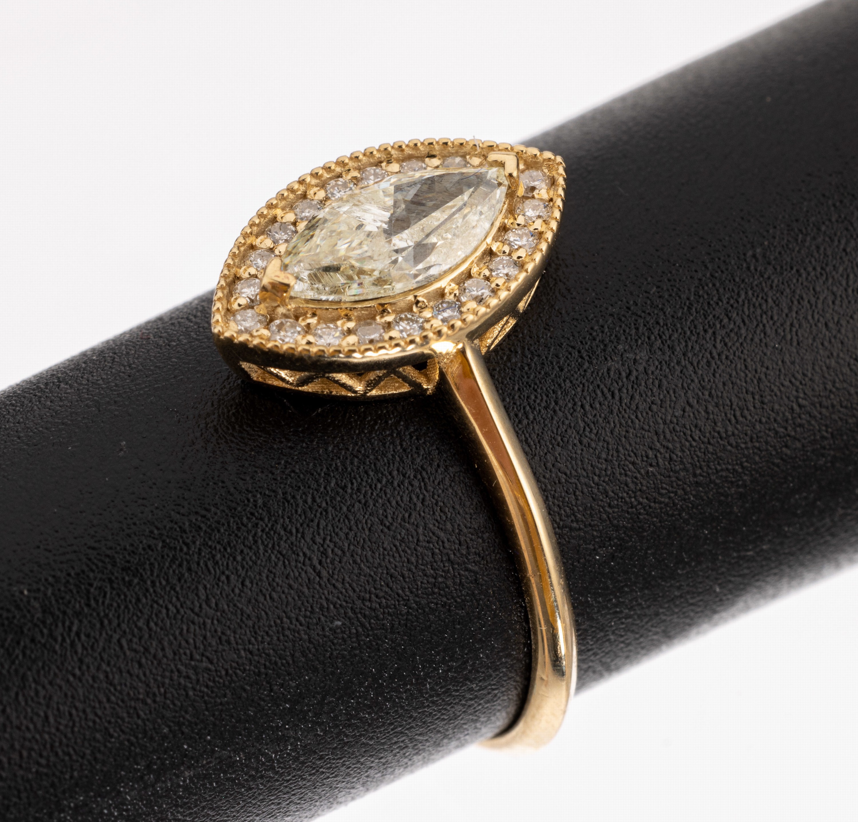14 kt Gold Diamant Ring, GG 585/000, mittigein Diamantnavette ca. 0.72 ct l.get.Weiß/p2, umgeben von 20 Brillanten zus. ca. 0.14 ct ...