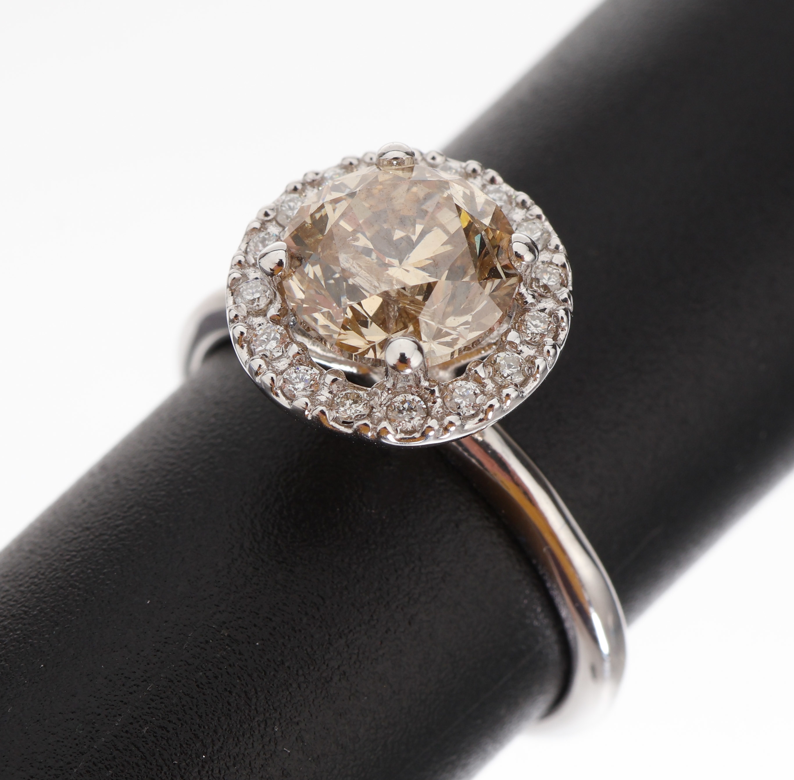 14 kt Gold Brillant-Ring, WG 585/000, mittiger Brillant ca. 2.04 ct natural fancy brownish Yellow/p1, umgeben von 16 Brillanten zus. ca. 0.13 ct ...