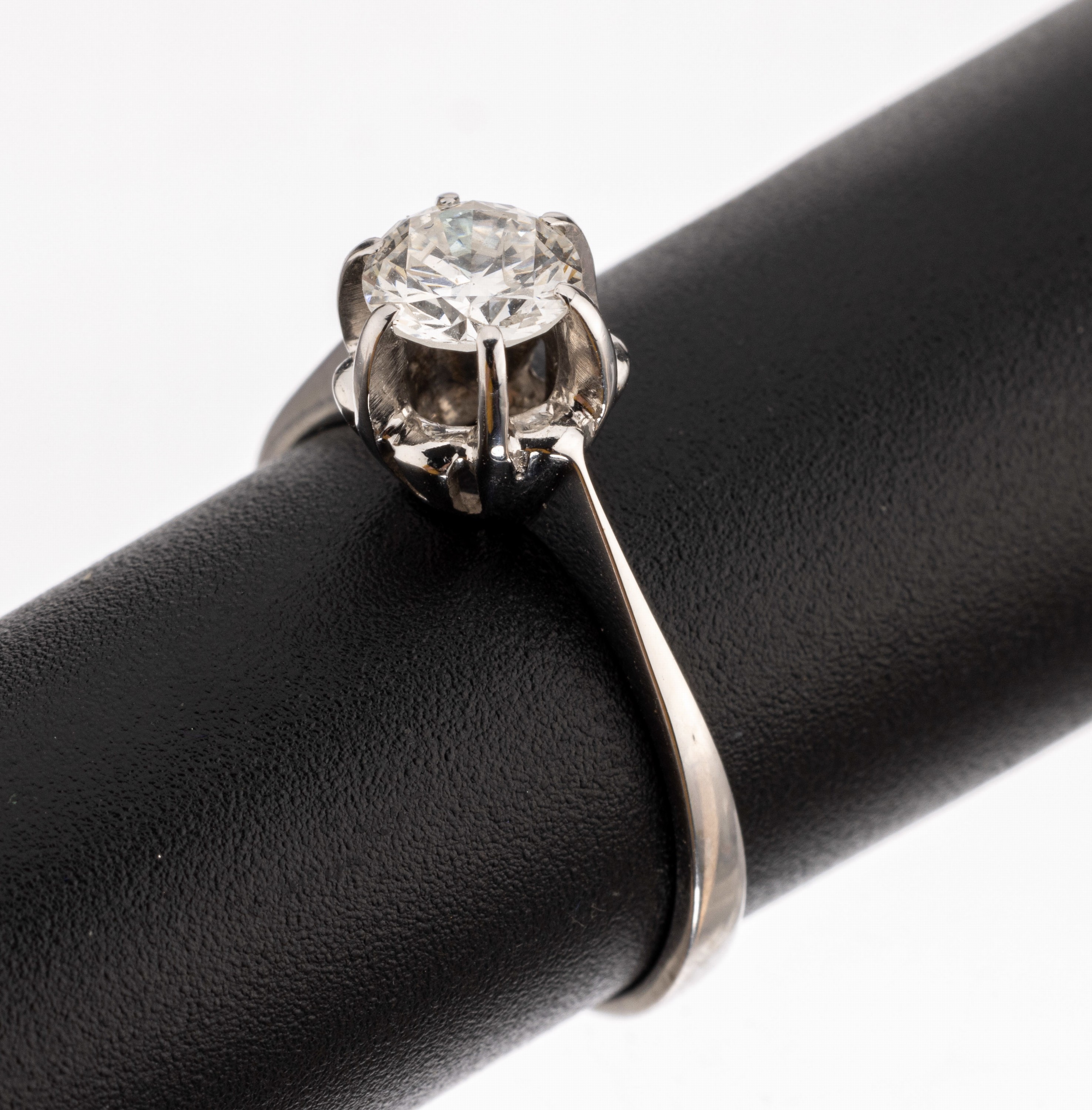 18 kt Gold Brillant Ring, WG 750/000 (gepr.), Brillant ca. 0.42 ct feines Weiss/ si2, RW 55.5, ca. 2.6 g
