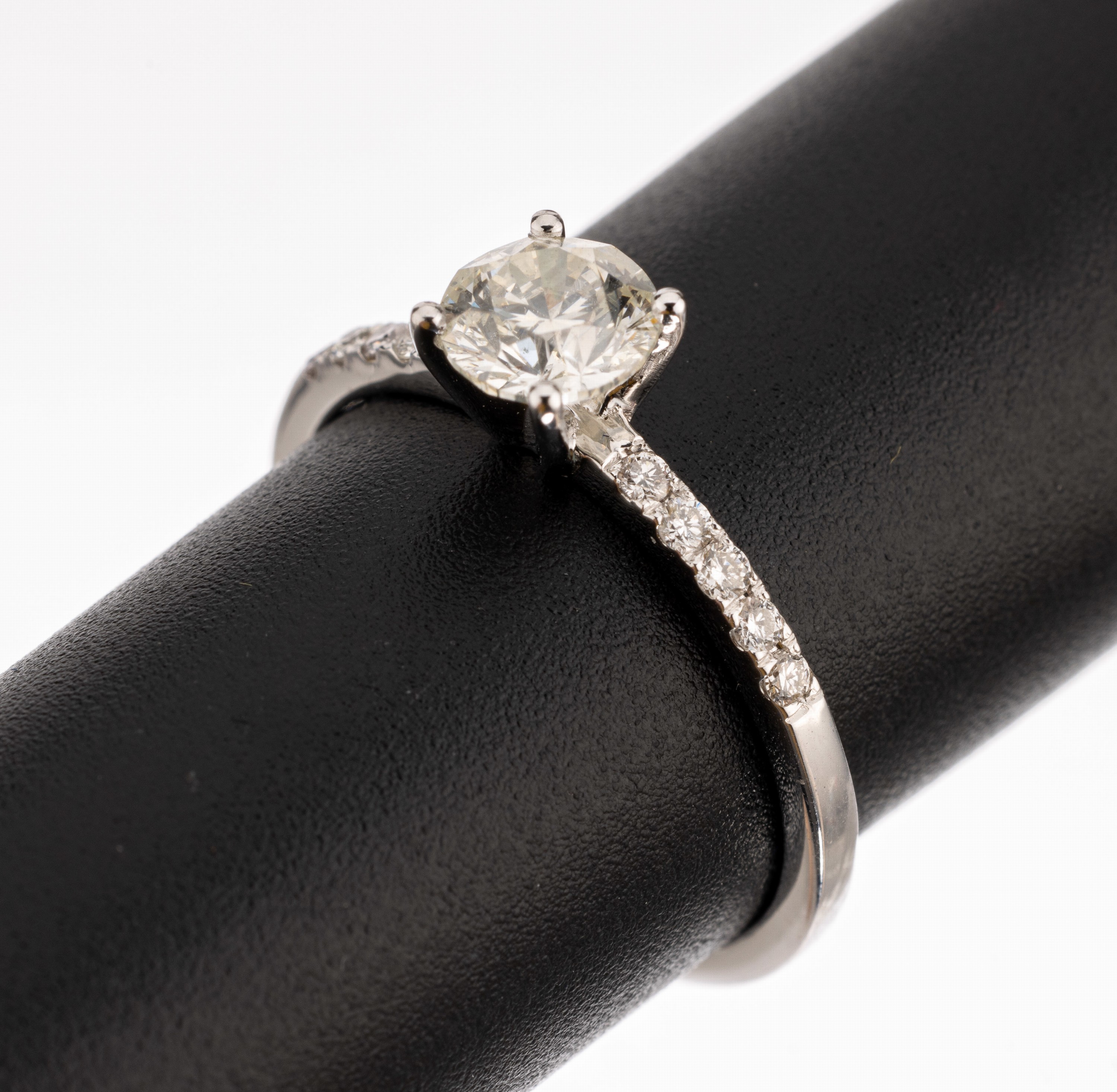 14 kt Gold Brillant Ring, WG 585/000, Brillant ca. 0.81 ct l.get.Weiss(J)/si2, umgeben von 10 Brillant zus. ca. 0.12 ct feines Weiss/vs1-vs2, RW 56, ...